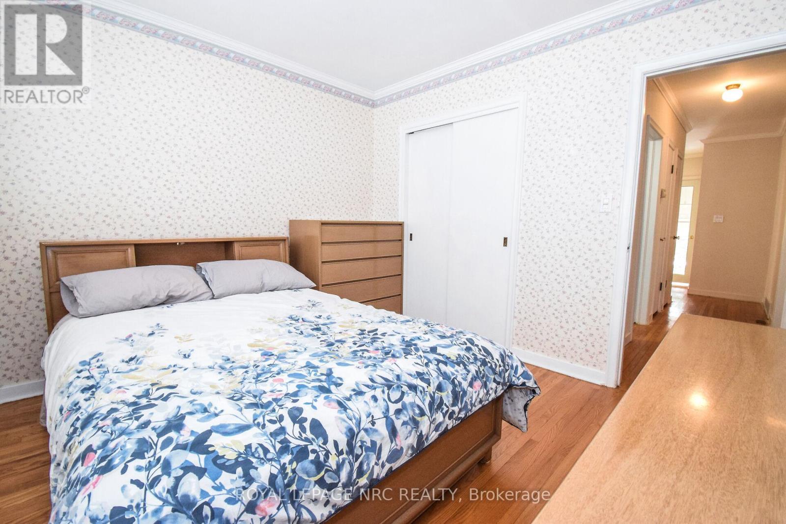 












4 GLENBARR ROAD

,
St. Catharines (Glendale/Glenridge),




Ontario
L2T1Y1

