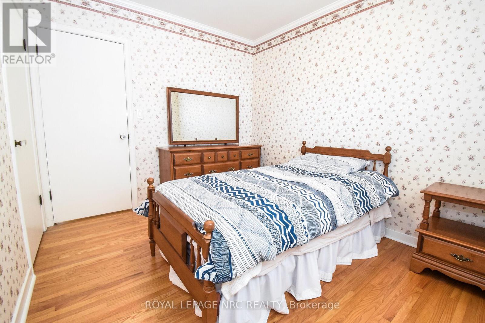 












4 GLENBARR ROAD

,
St. Catharines (Glendale/Glenridge),




Ontario
L2T1Y1

