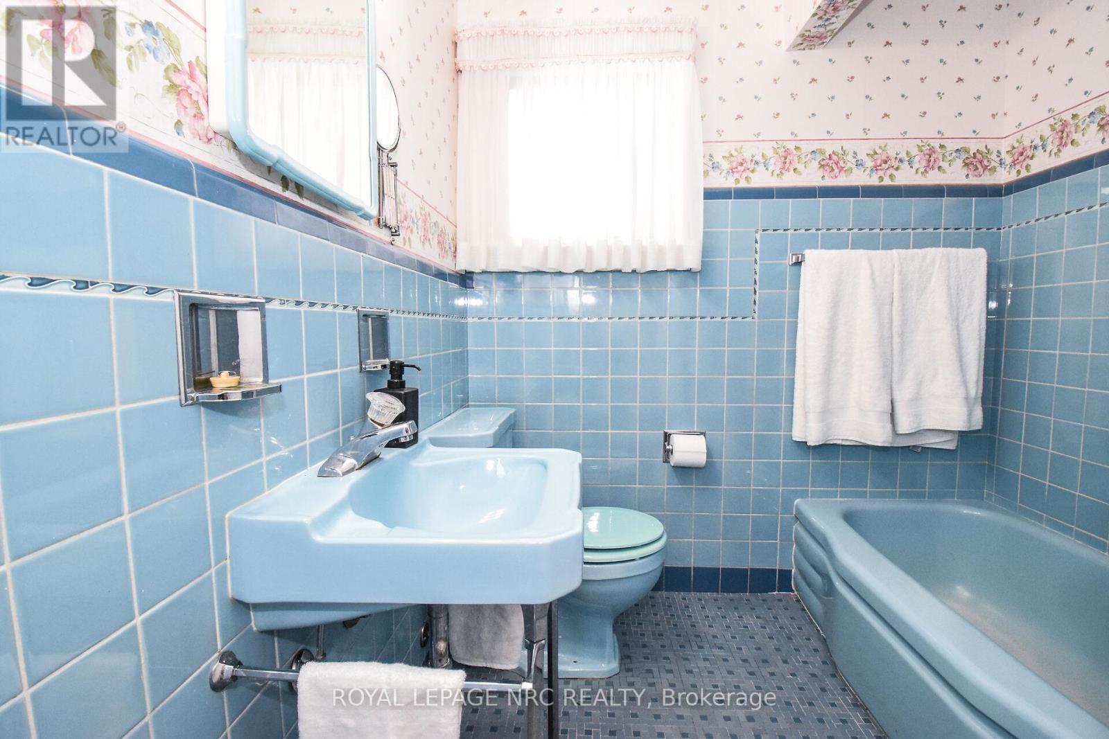 












4 GLENBARR ROAD

,
St. Catharines (Glendale/Glenridge),




Ontario
L2T1Y1

