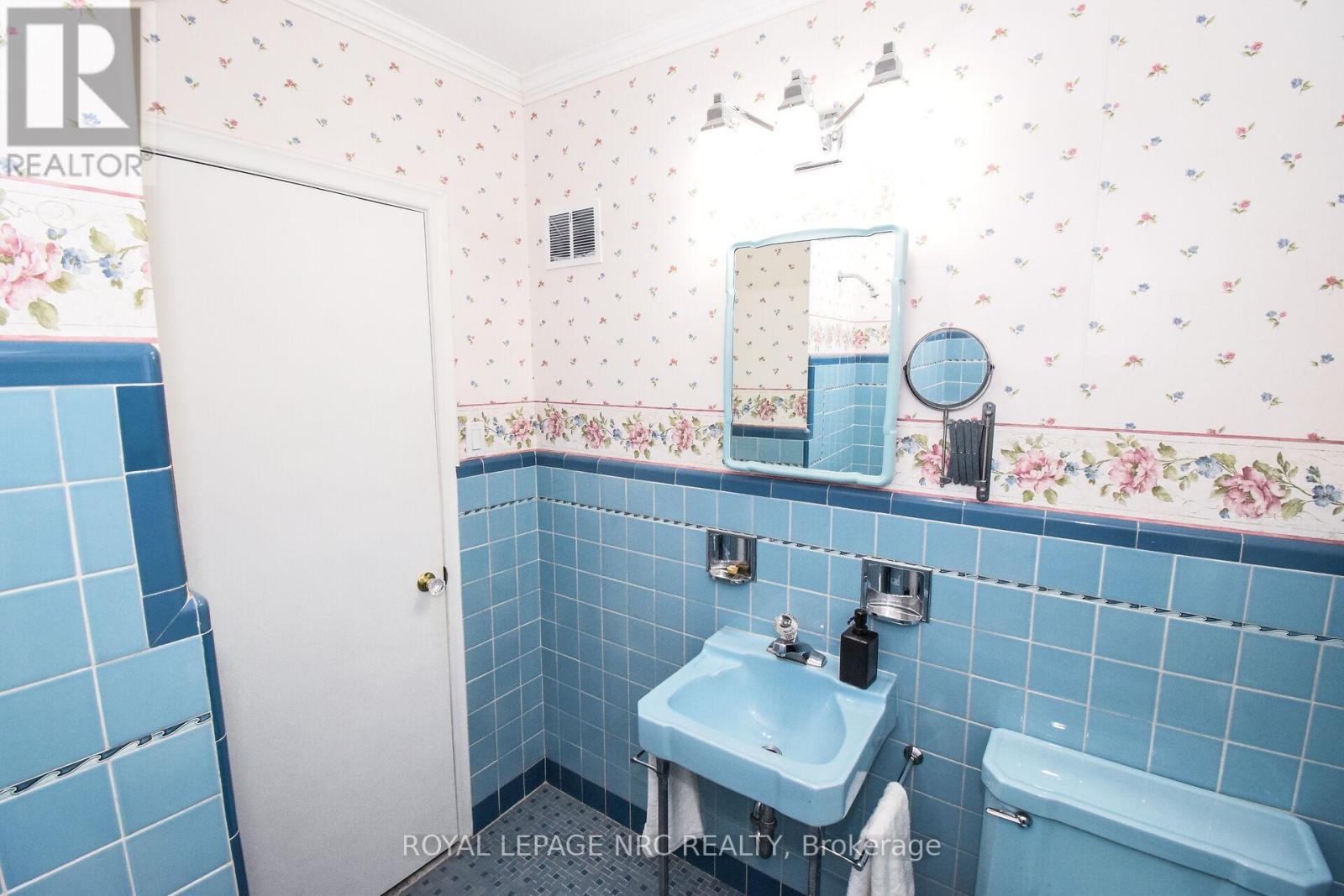 












4 GLENBARR ROAD

,
St. Catharines (Glendale/Glenridge),




Ontario
L2T1Y1

