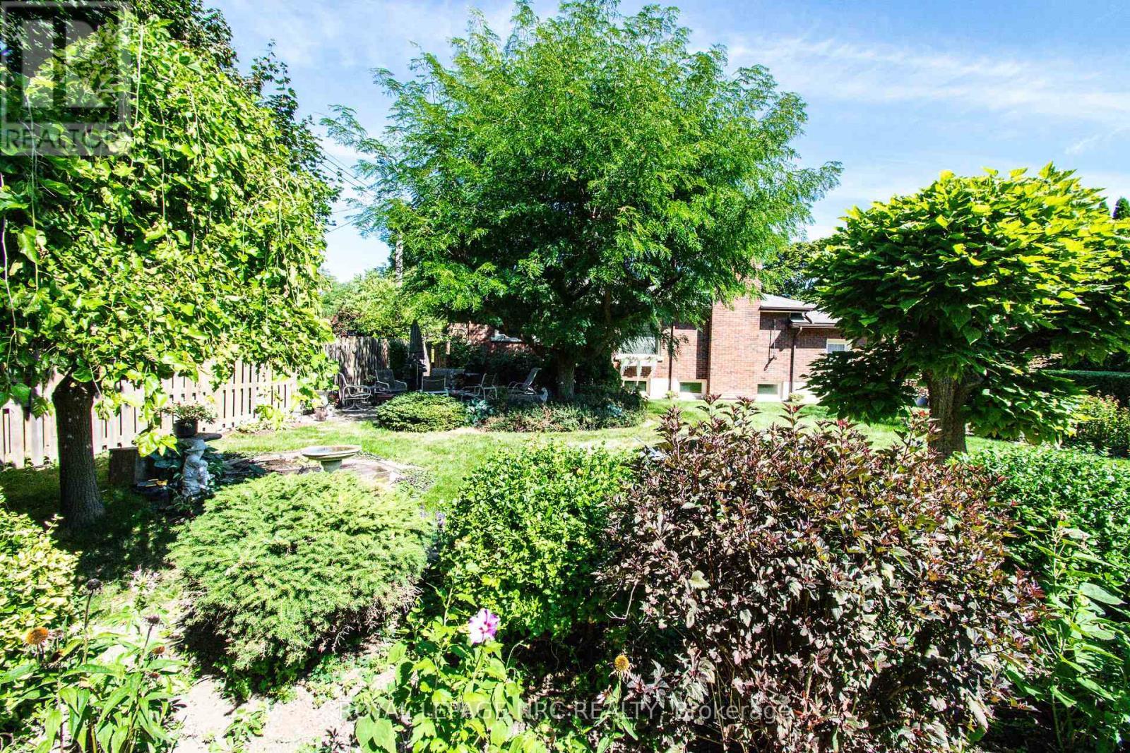 












4 GLENBARR ROAD

,
St. Catharines (Glendale/Glenridge),




Ontario
L2T1Y1

