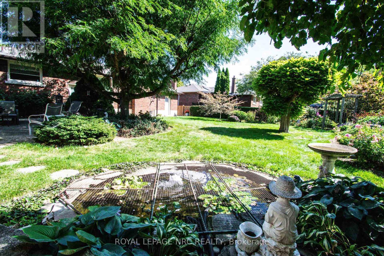 












4 GLENBARR ROAD

,
St. Catharines (Glendale/Glenridge),




Ontario
L2T1Y1

