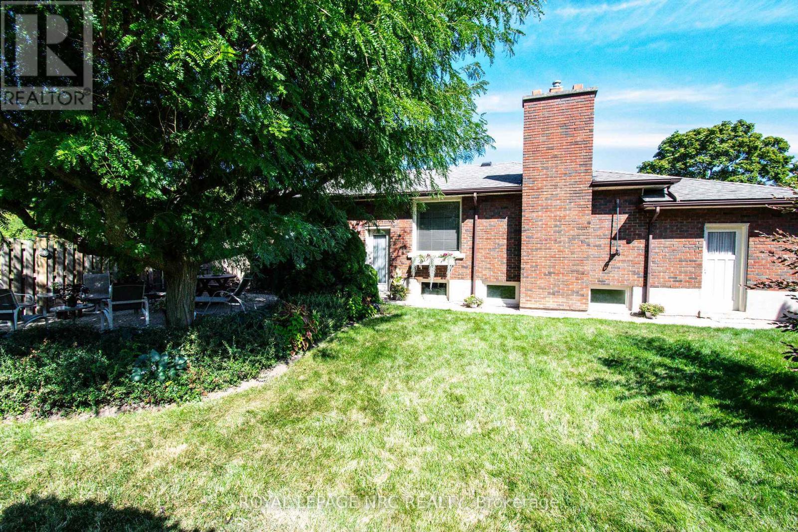 












4 GLENBARR ROAD

,
St. Catharines (Glendale/Glenridge),




Ontario
L2T1Y1

