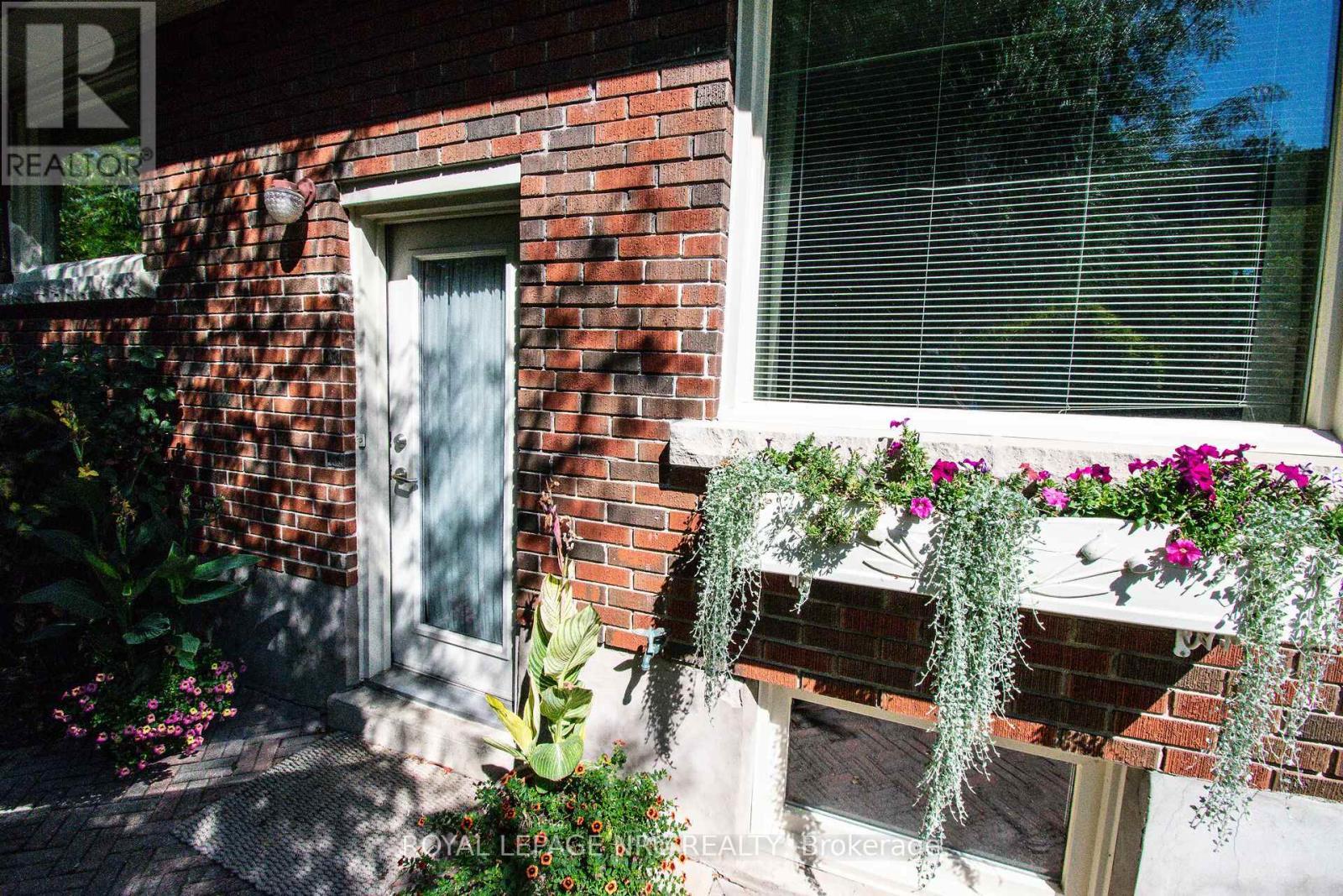 












4 GLENBARR ROAD

,
St. Catharines (Glendale/Glenridge),




Ontario
L2T1Y1

