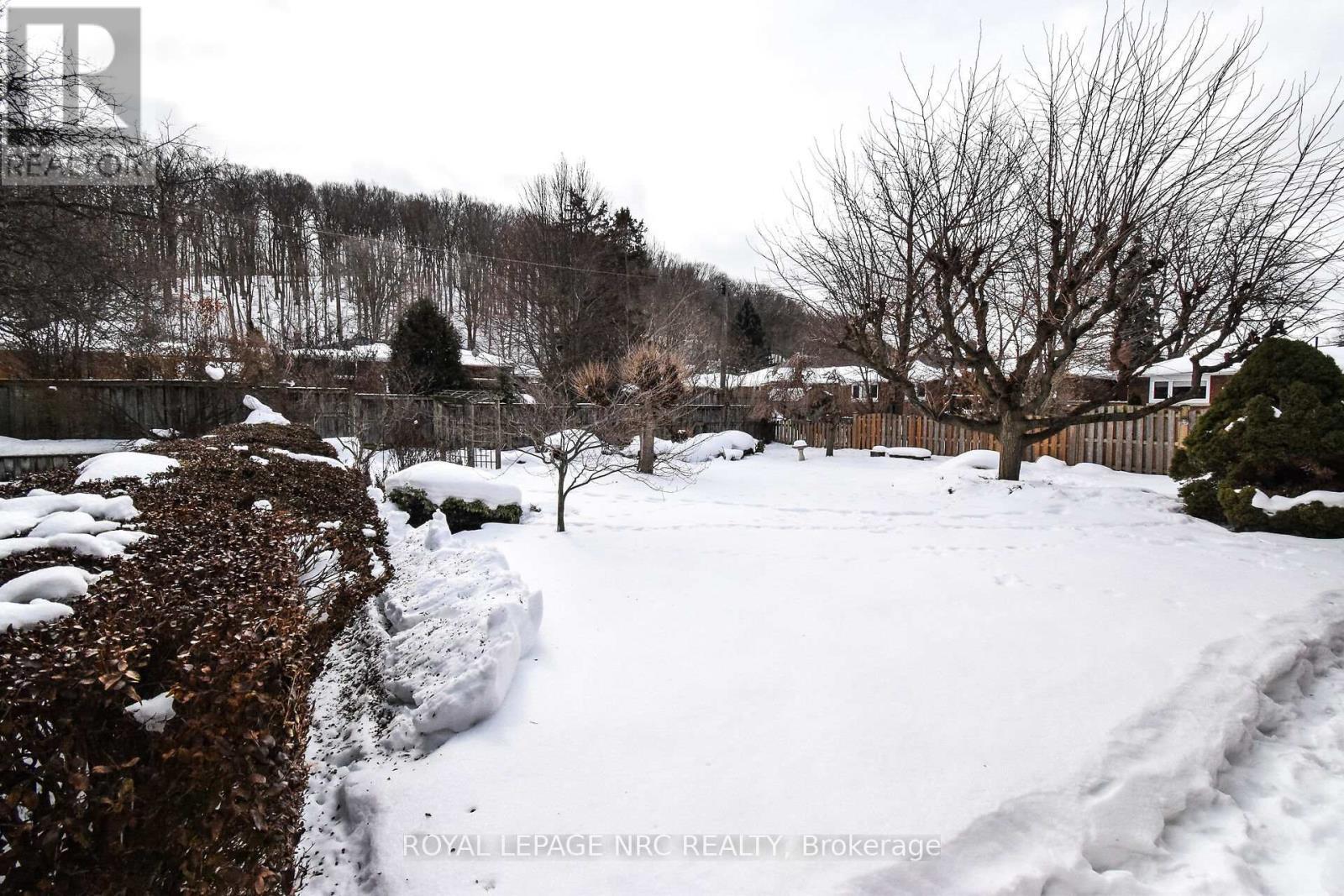 












4 GLENBARR ROAD

,
St. Catharines (Glendale/Glenridge),




Ontario
L2T1Y1

