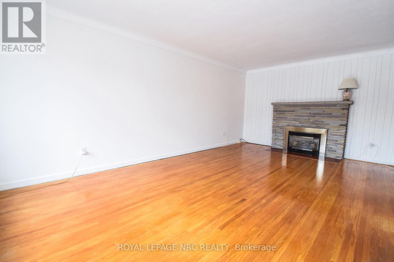 












4 GLENBARR ROAD

,
St. Catharines (Glendale/Glenridge),




Ontario
L2T1Y1

