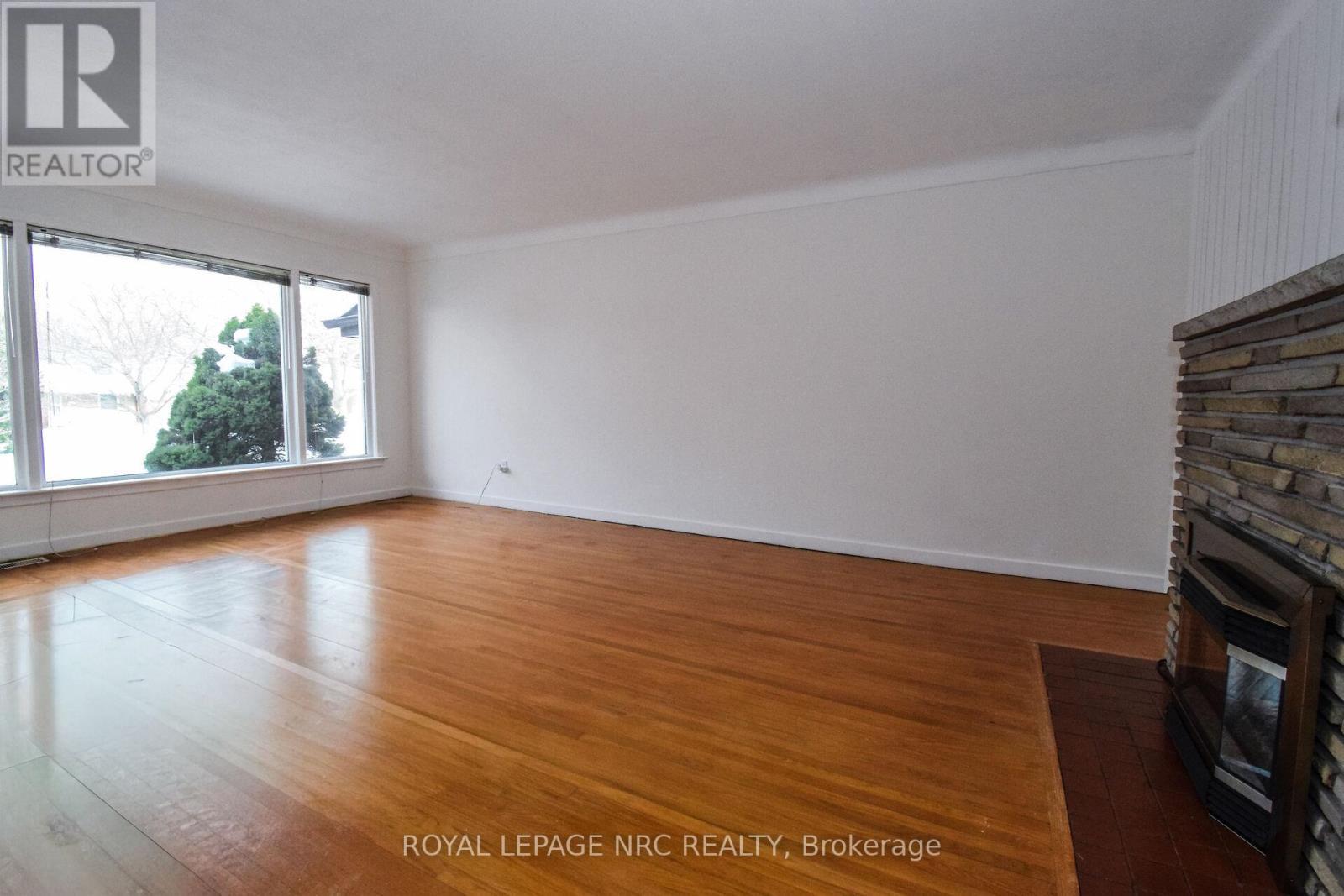 












4 GLENBARR ROAD

,
St. Catharines (Glendale/Glenridge),




Ontario
L2T1Y1

