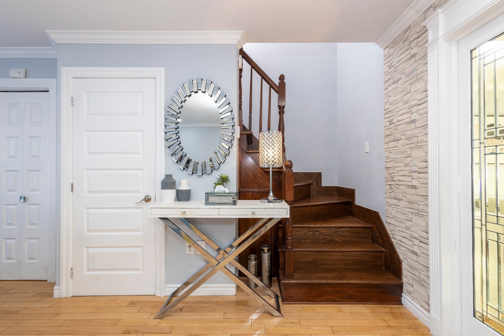 









110

 - 114


Av. Legrand

,
Laval (Laval-des-Rapides),




QC
H7N3T1

