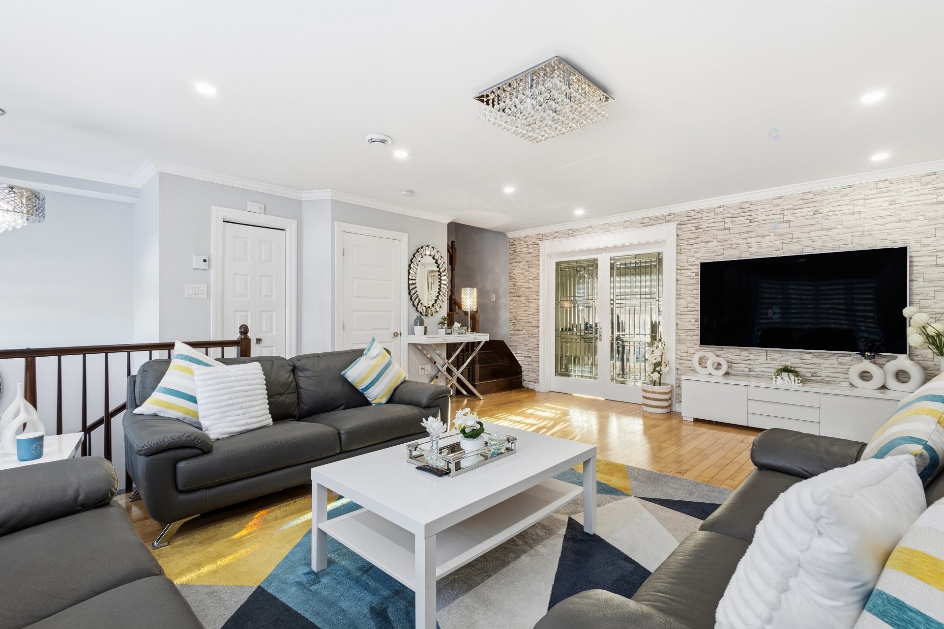 









110

 - 114


Av. Legrand

,
Laval (Laval-des-Rapides),




QC
H7N3T1

