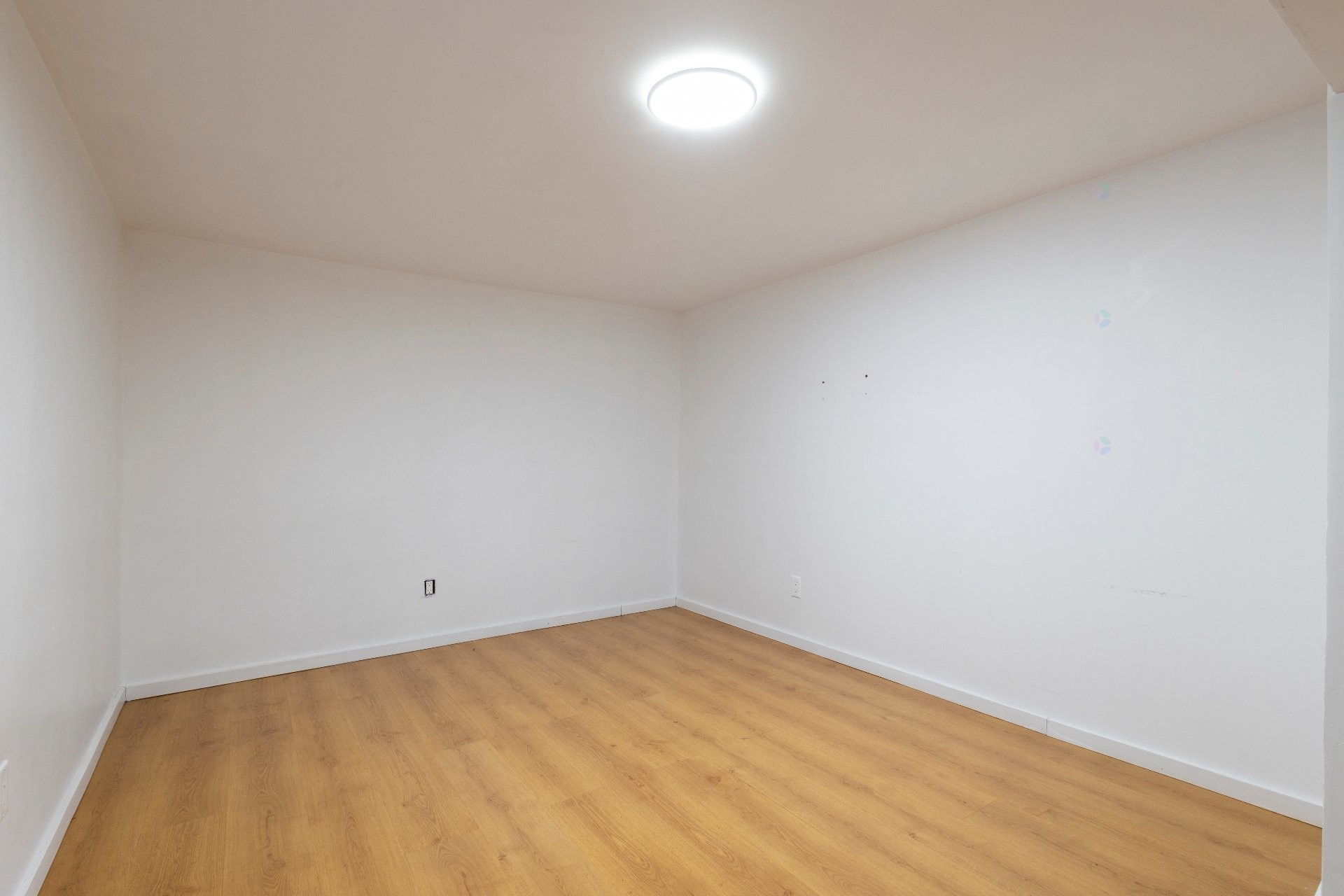 









110

 - 114


Av. Legrand

,
Laval (Laval-des-Rapides),




QC
H7N3T1

