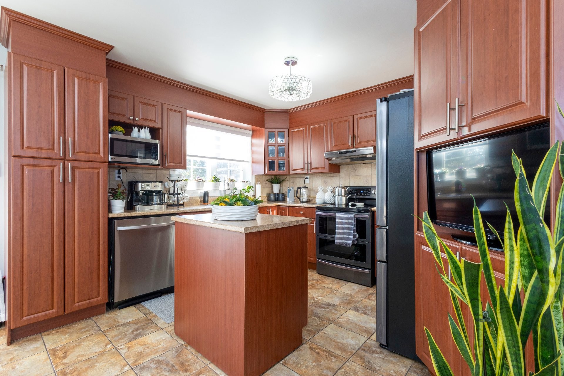 









110

 - 114


Av. Legrand

,
Laval (Laval-des-Rapides),




QC
H7N3T1

