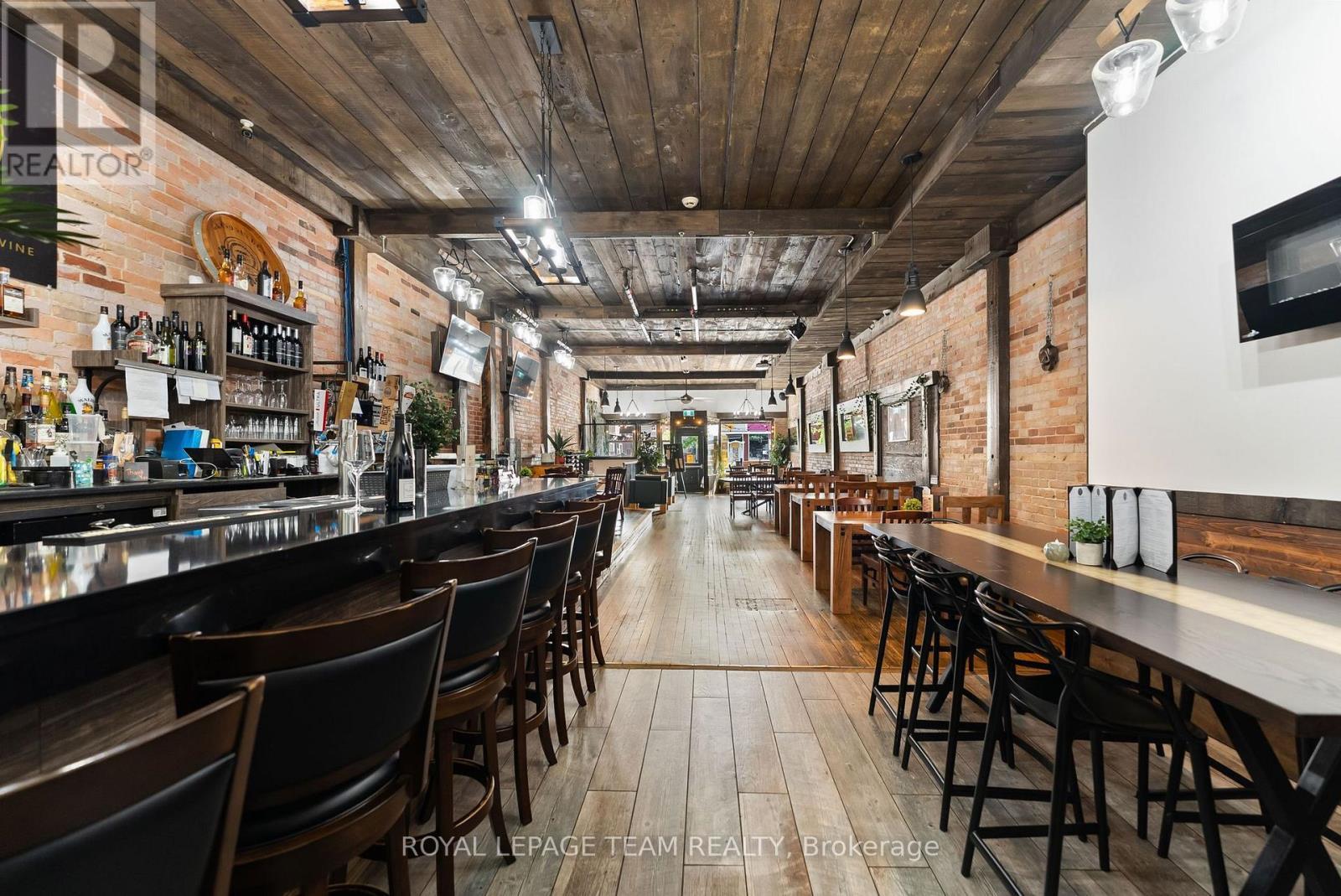 












26 ELGIN STREET W

,
Arnprior,




Ontario
K7S1N3

