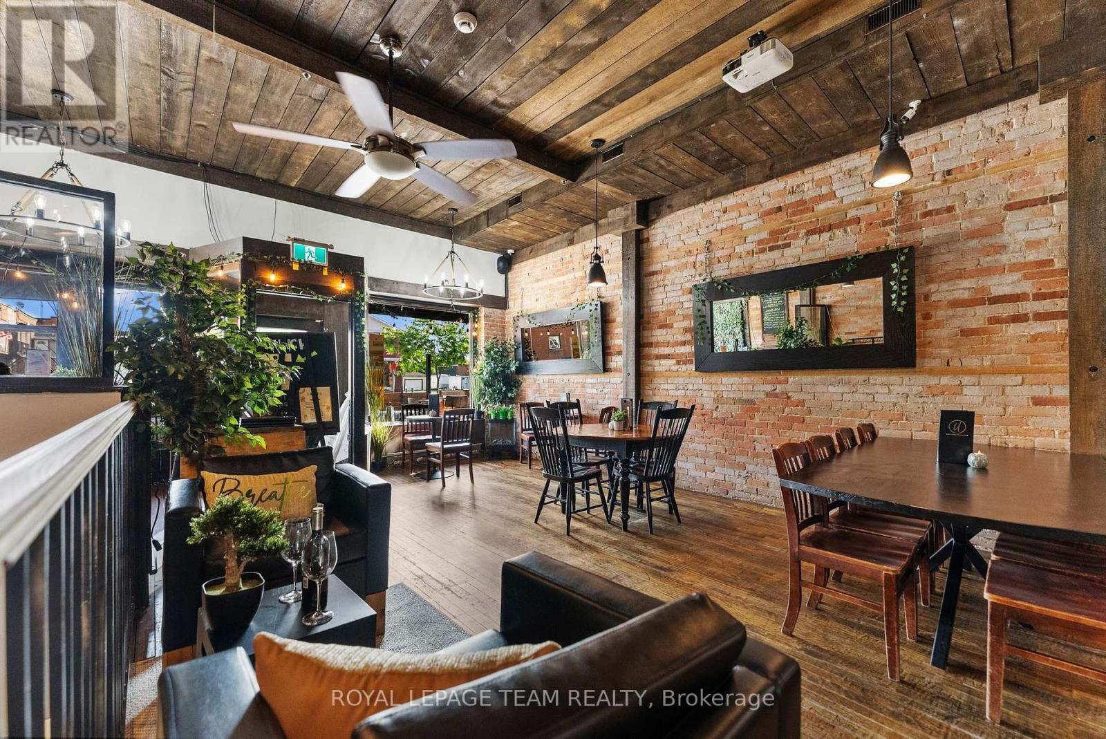 












26 ELGIN STREET W

,
Arnprior,




Ontario
K7S1N3

