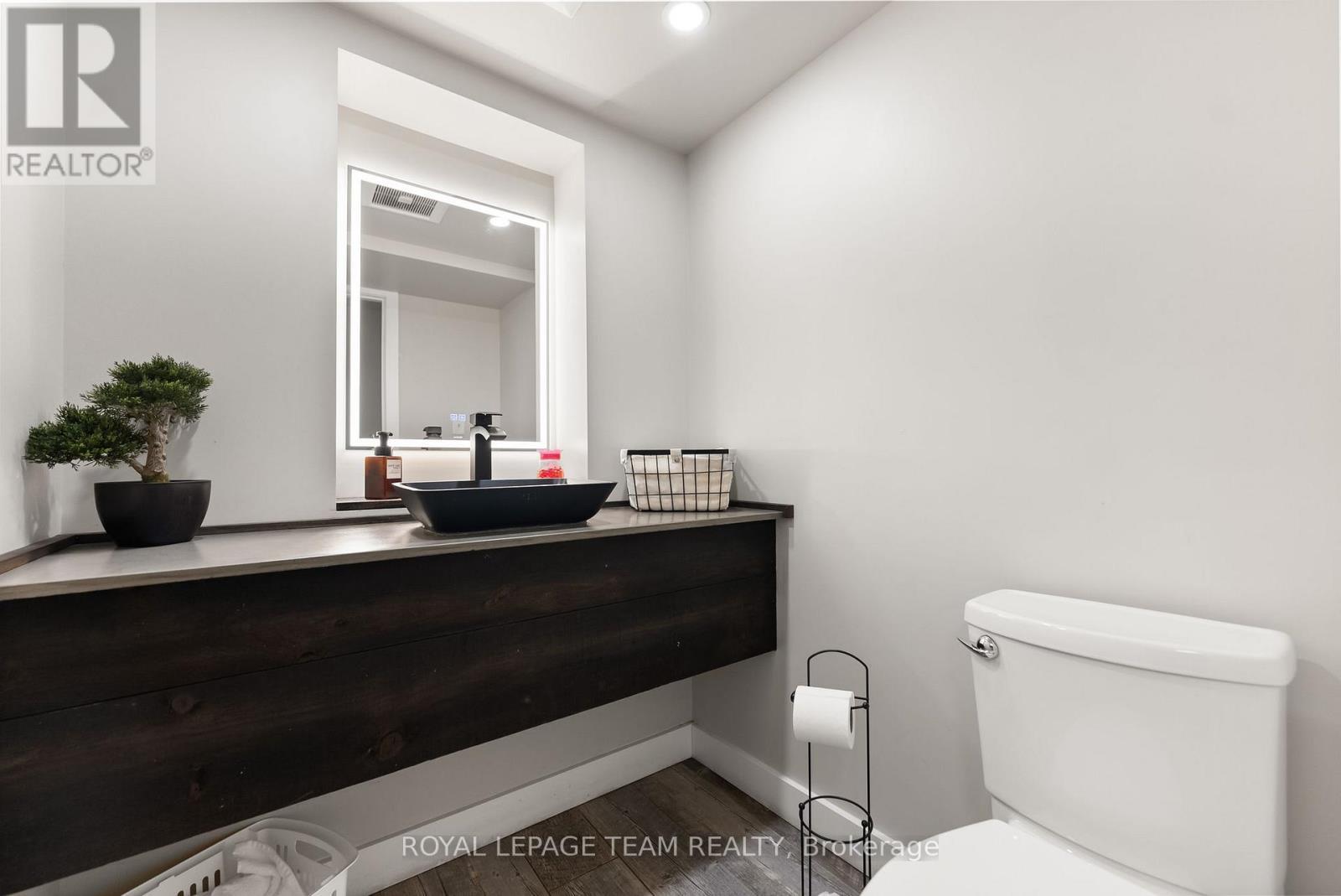 












26 ELGIN STREET W

,
Arnprior,




Ontario
K7S1N3

