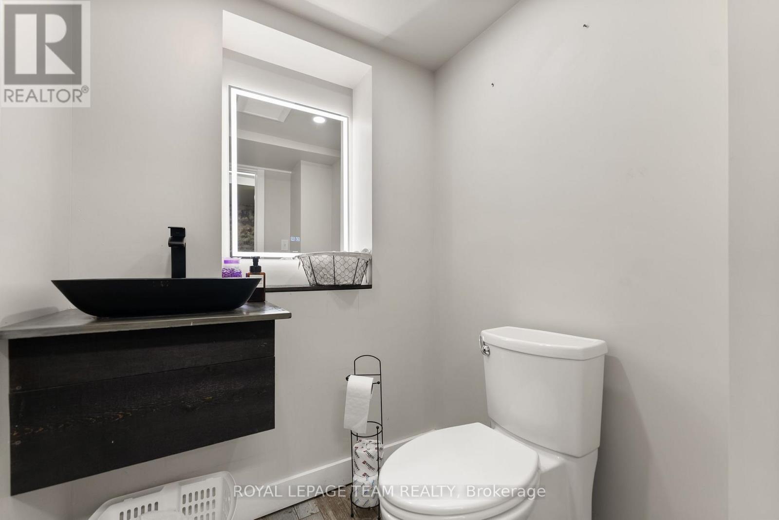 












26 ELGIN STREET W

,
Arnprior,




Ontario
K7S1N3

