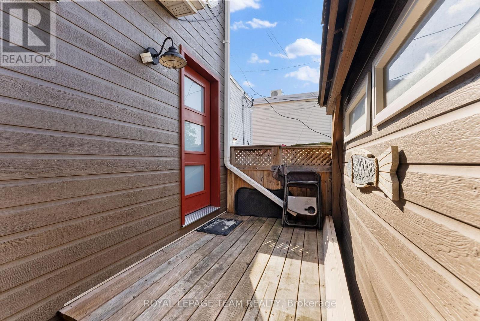 












26 ELGIN STREET W

,
Arnprior,




Ontario
K7S1N3

