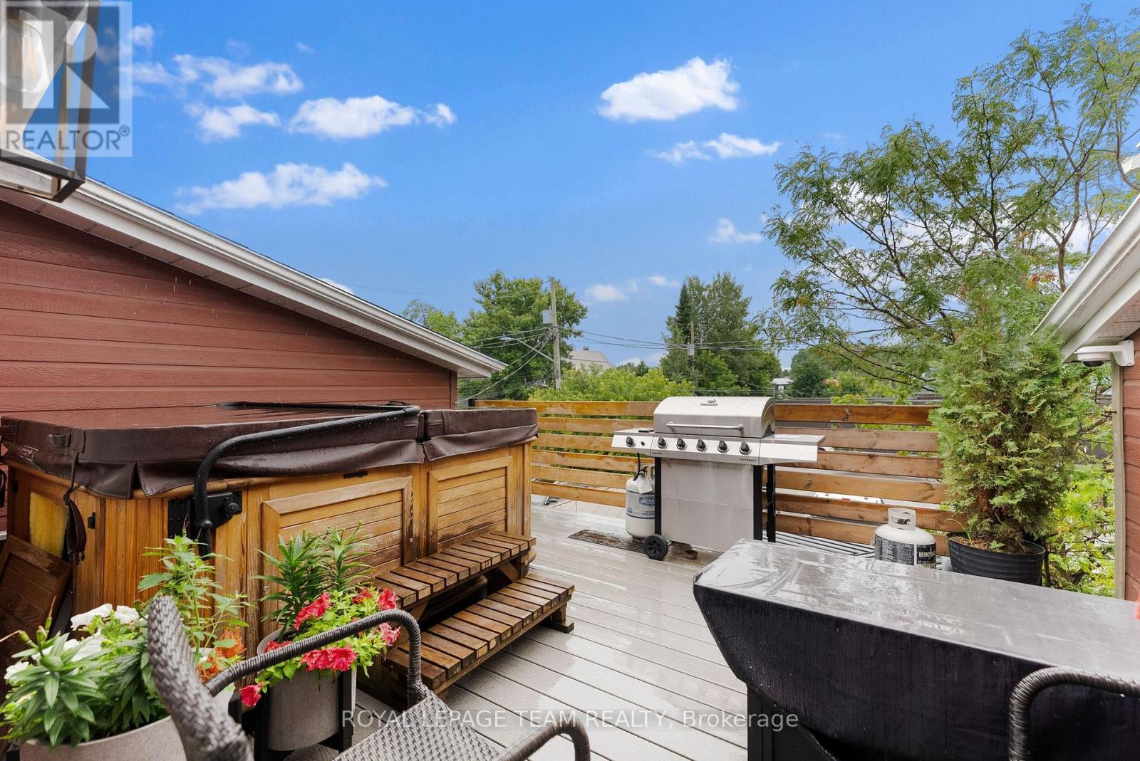 












26 ELGIN STREET W

,
Arnprior,




Ontario
K7S1N3

