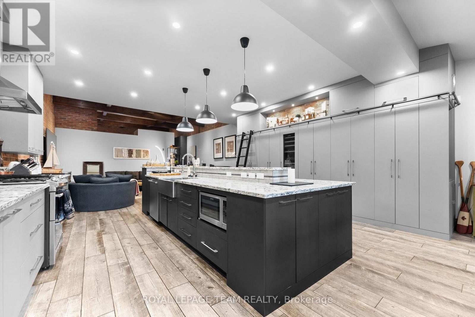 












26 ELGIN STREET W

,
Arnprior,




Ontario
K7S1N3

