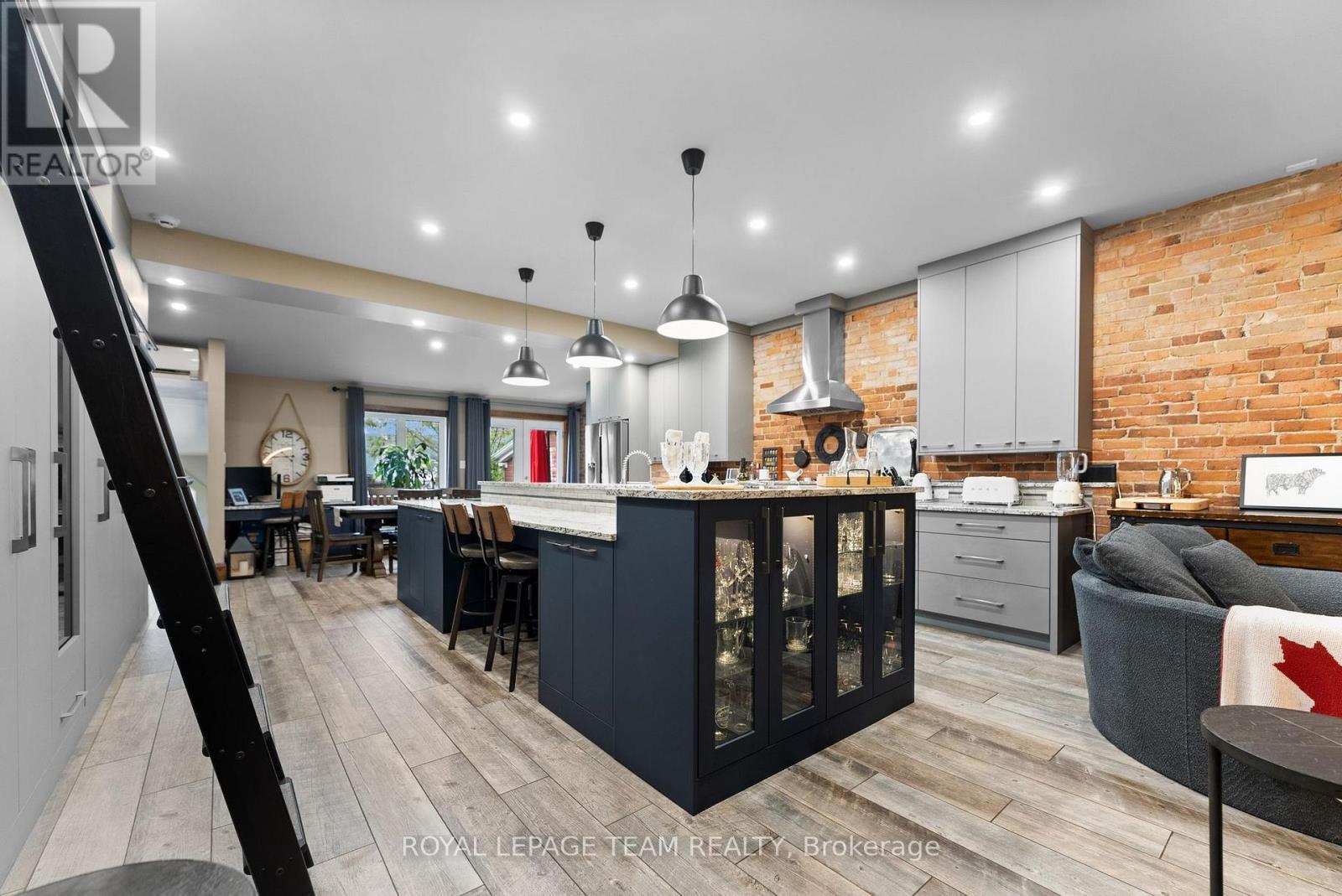 












26 ELGIN STREET W

,
Arnprior,




Ontario
K7S1N3

