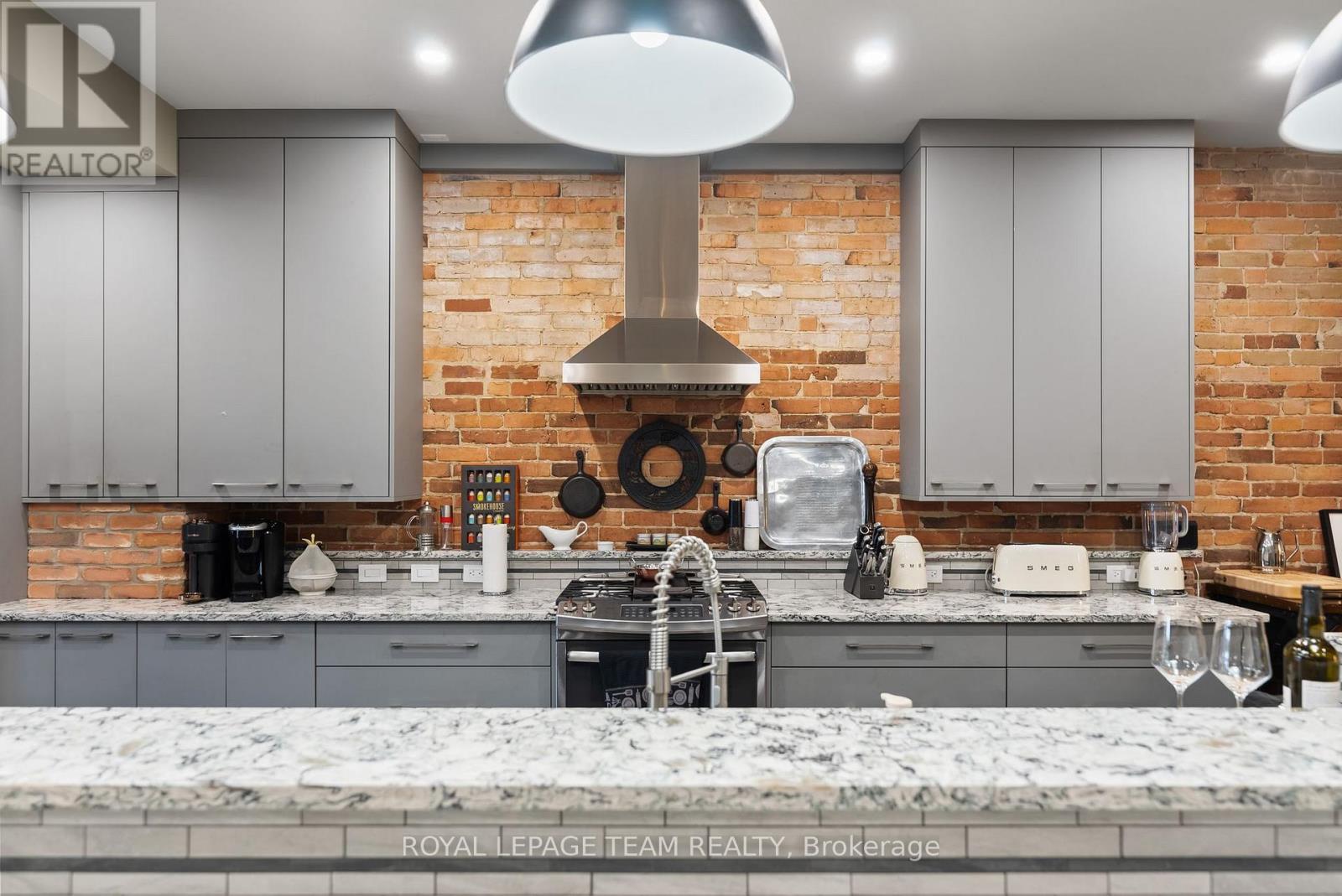 












26 ELGIN STREET W

,
Arnprior,




Ontario
K7S1N3

