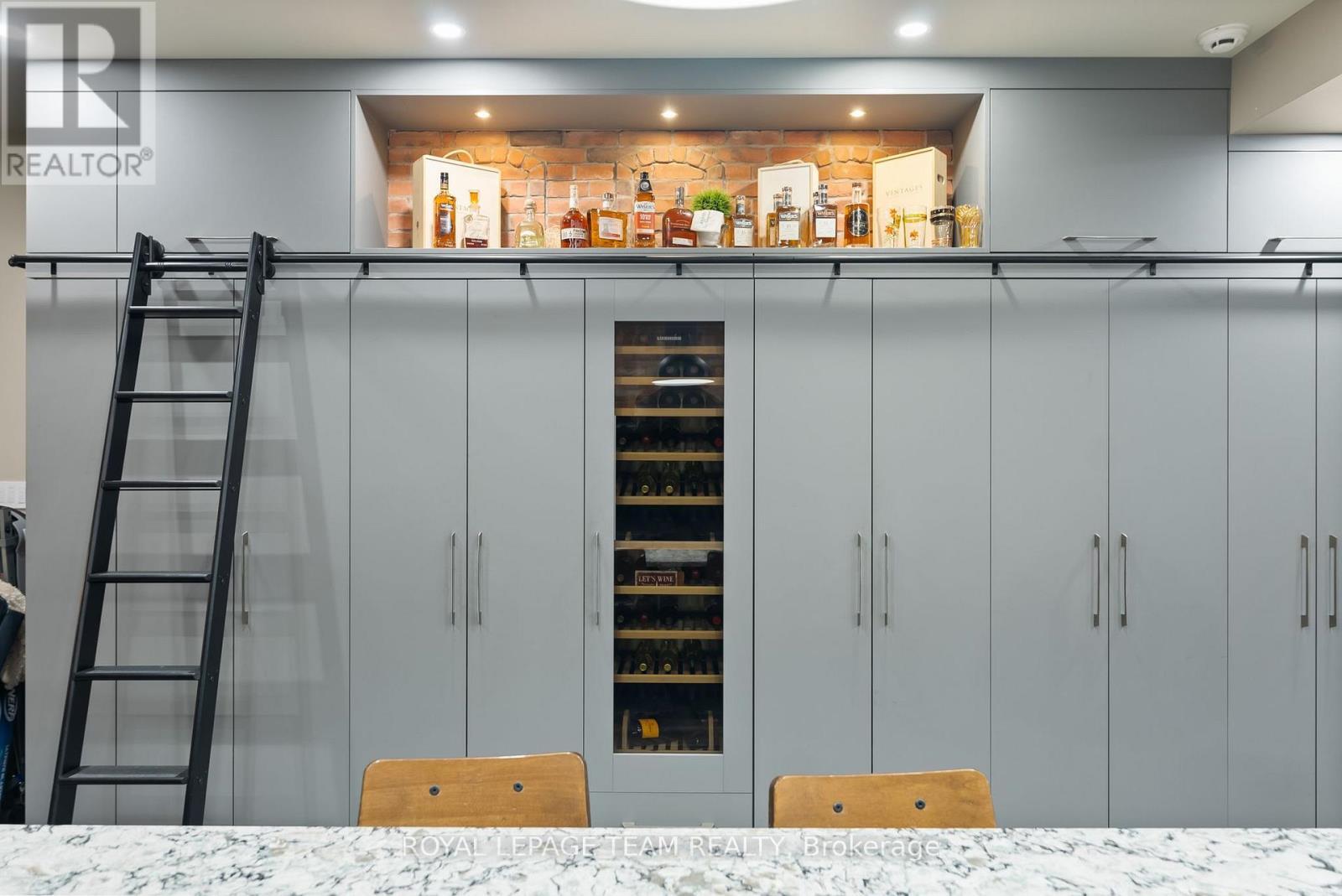 












26 ELGIN STREET W

,
Arnprior,




Ontario
K7S1N3

