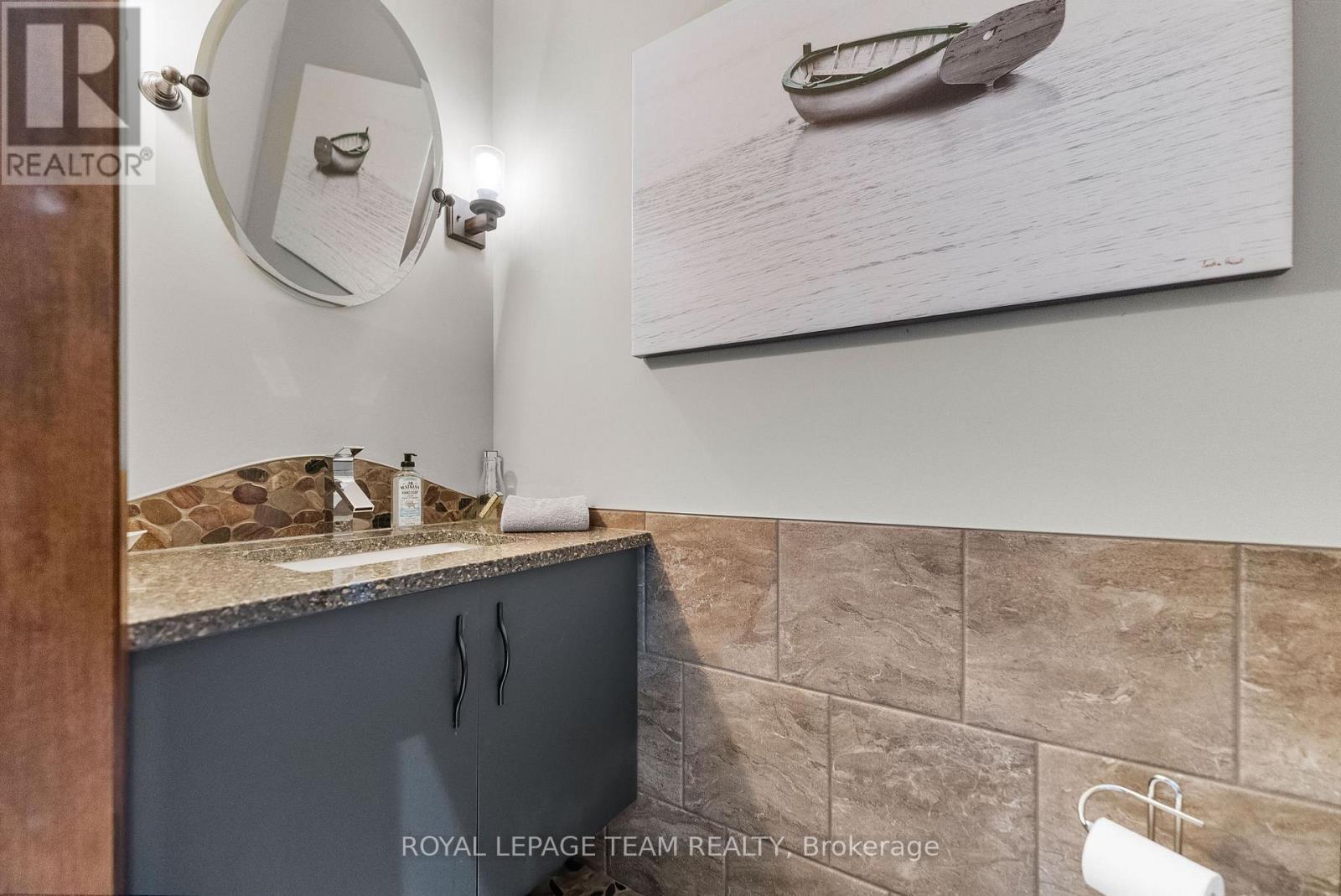 












26 ELGIN STREET W

,
Arnprior,




Ontario
K7S1N3

