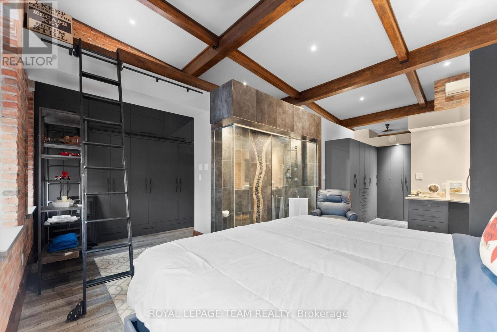 












26 ELGIN STREET W

,
Arnprior,




Ontario
K7S1N3

