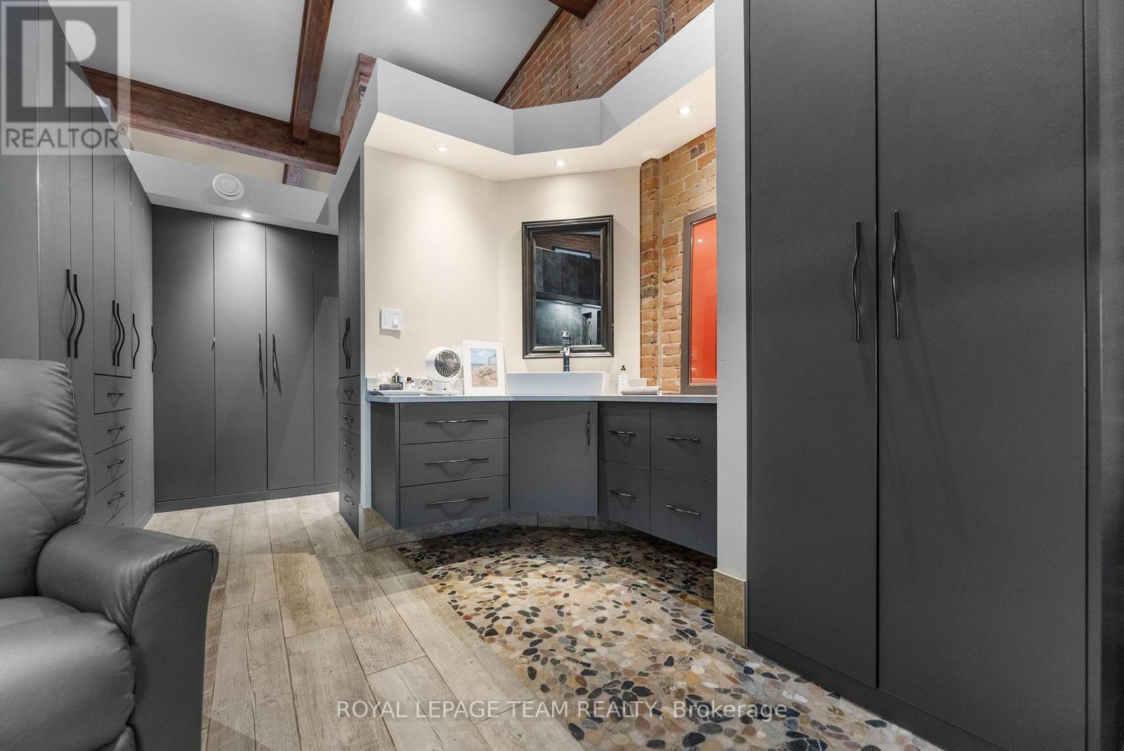 












26 ELGIN STREET W

,
Arnprior,




Ontario
K7S1N3

