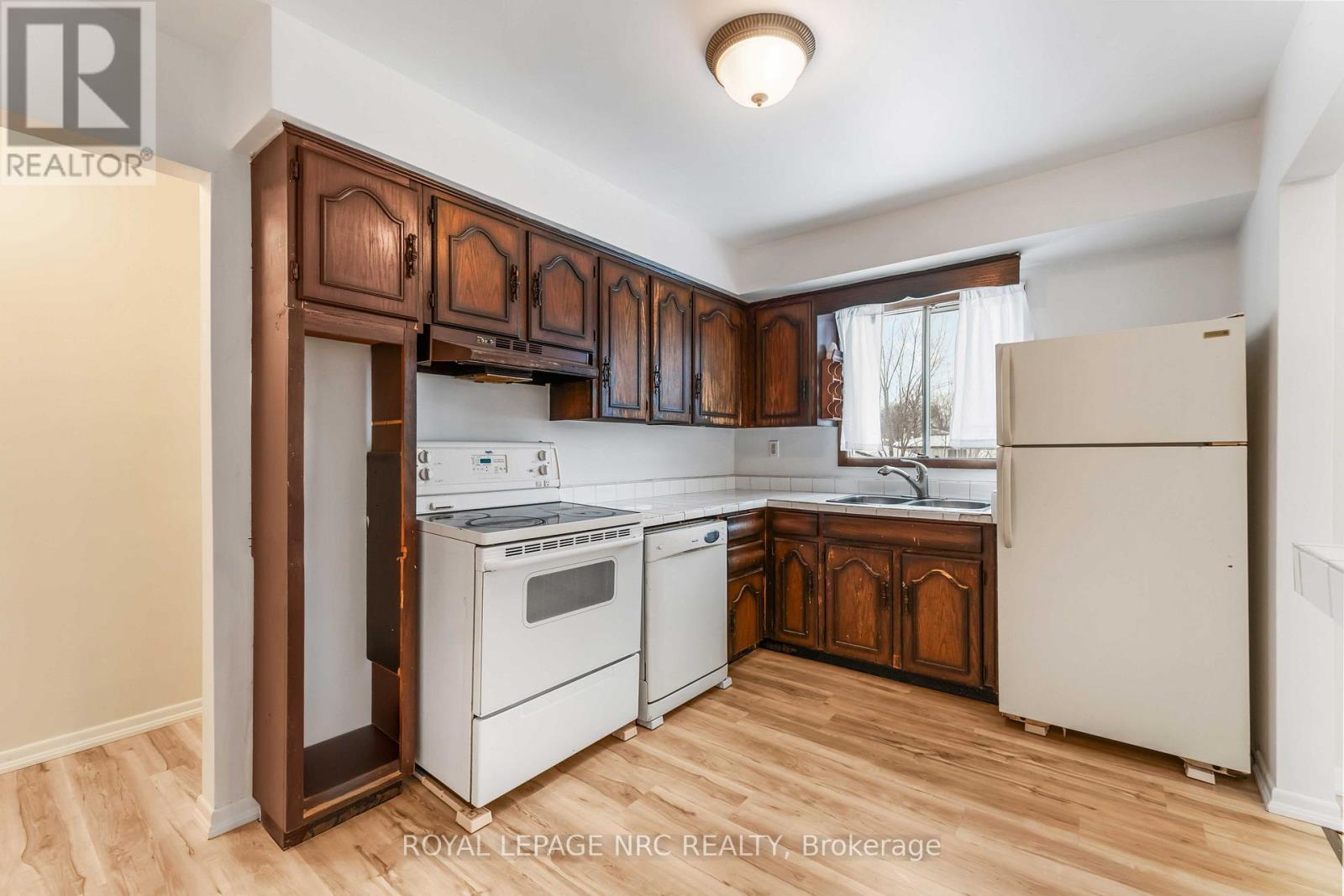 












8025 THORTON STREET

,
Niagara Falls (Ascot),




Ontario
L2H2C2

