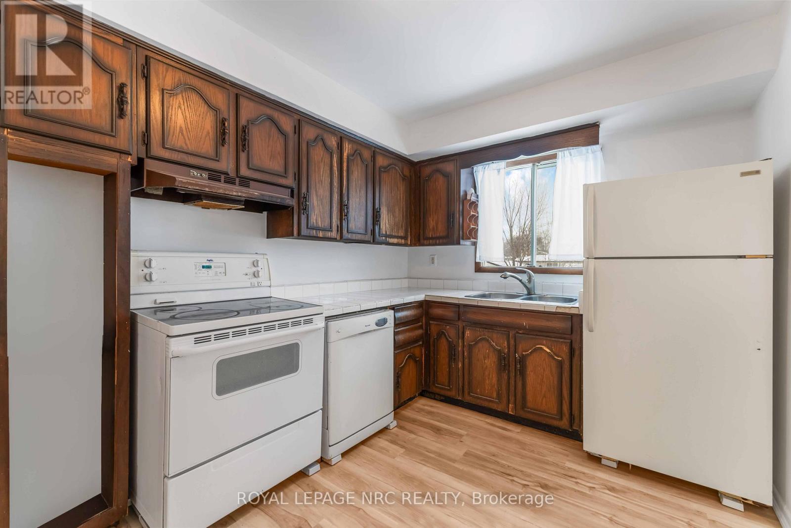 












8025 THORTON STREET

,
Niagara Falls (Ascot),




Ontario
L2H2C2

