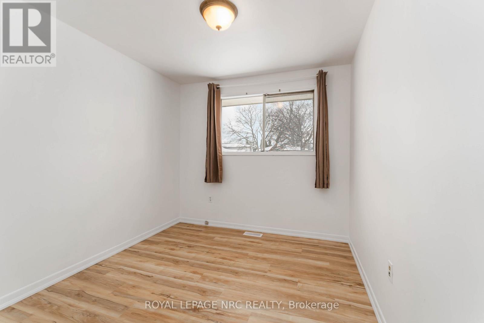 












8025 THORTON STREET

,
Niagara Falls (Ascot),




Ontario
L2H2C2

