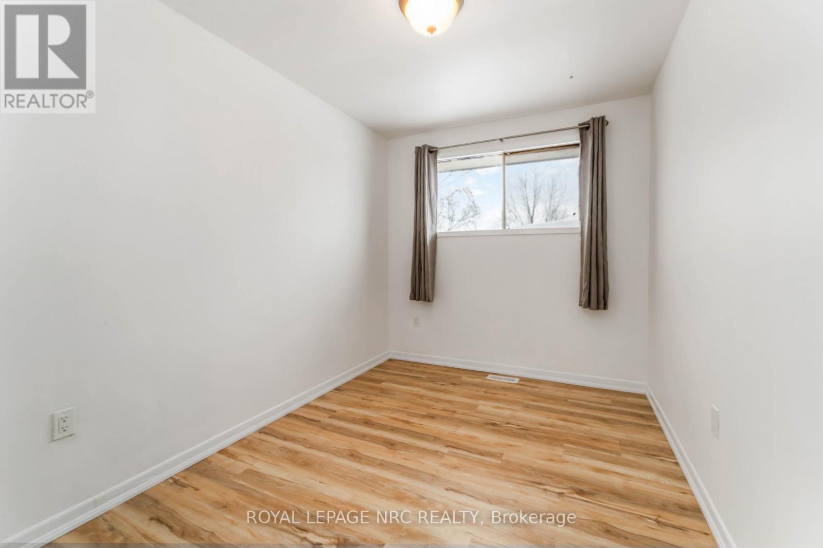 












8025 THORTON STREET

,
Niagara Falls (Ascot),




Ontario
L2H2C2

