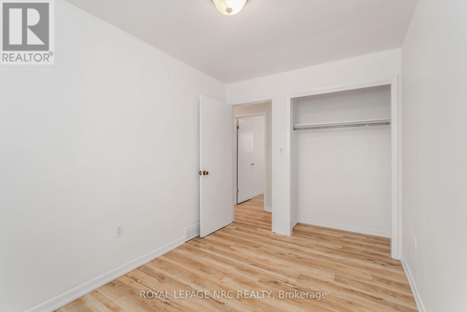 












8025 THORTON STREET

,
Niagara Falls (Ascot),




Ontario
L2H2C2

