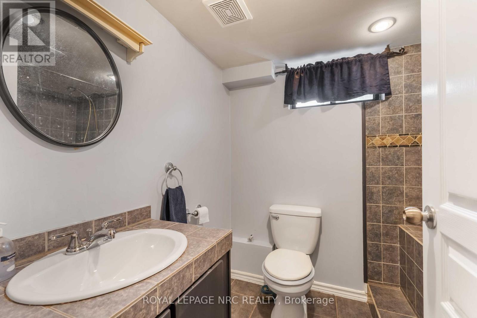 












8025 THORTON STREET

,
Niagara Falls (Ascot),




Ontario
L2H2C2

