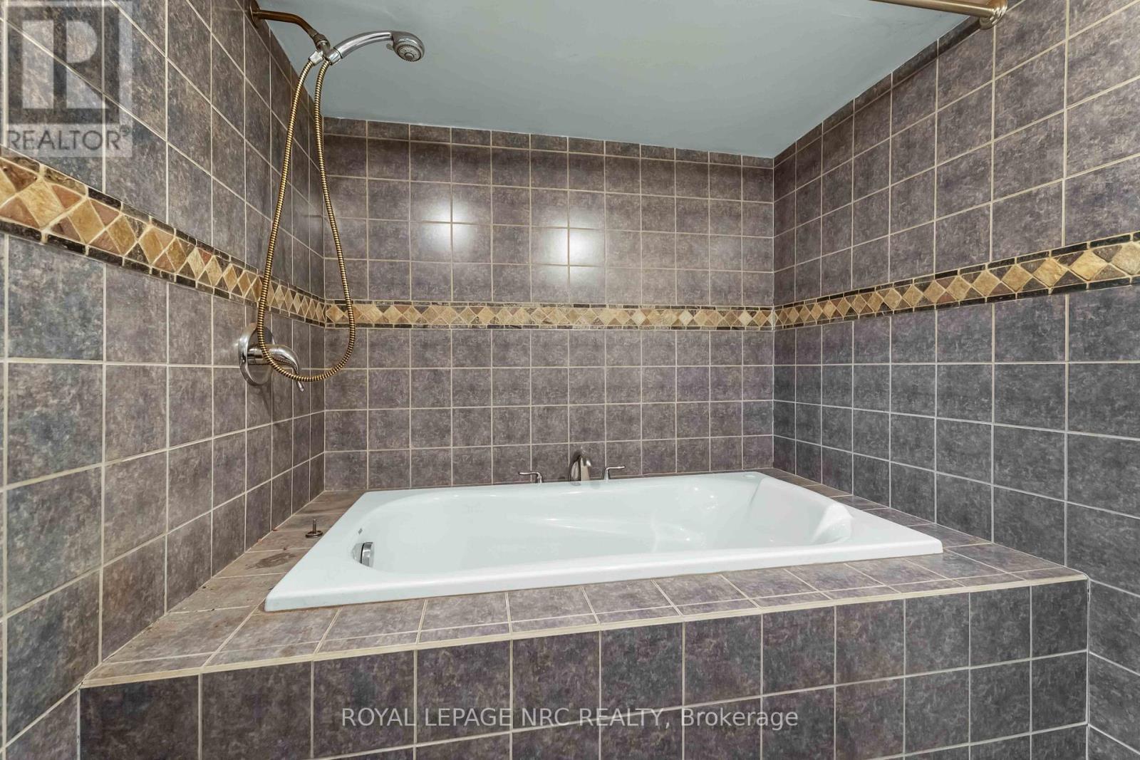 












8025 THORTON STREET

,
Niagara Falls (Ascot),




Ontario
L2H2C2

