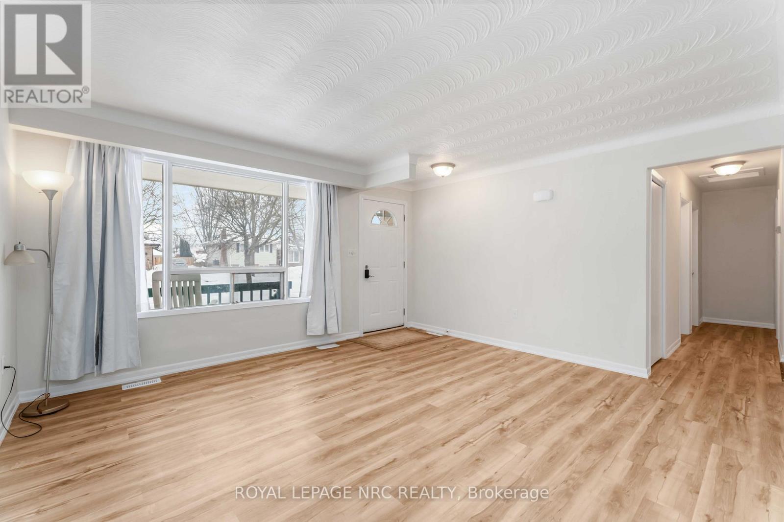 












8025 THORTON STREET

,
Niagara Falls (Ascot),




Ontario
L2H2C2

