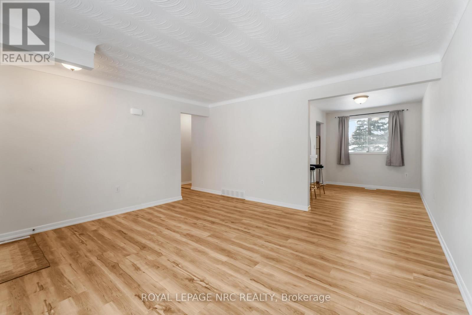 












8025 THORTON STREET

,
Niagara Falls (Ascot),




Ontario
L2H2C2

