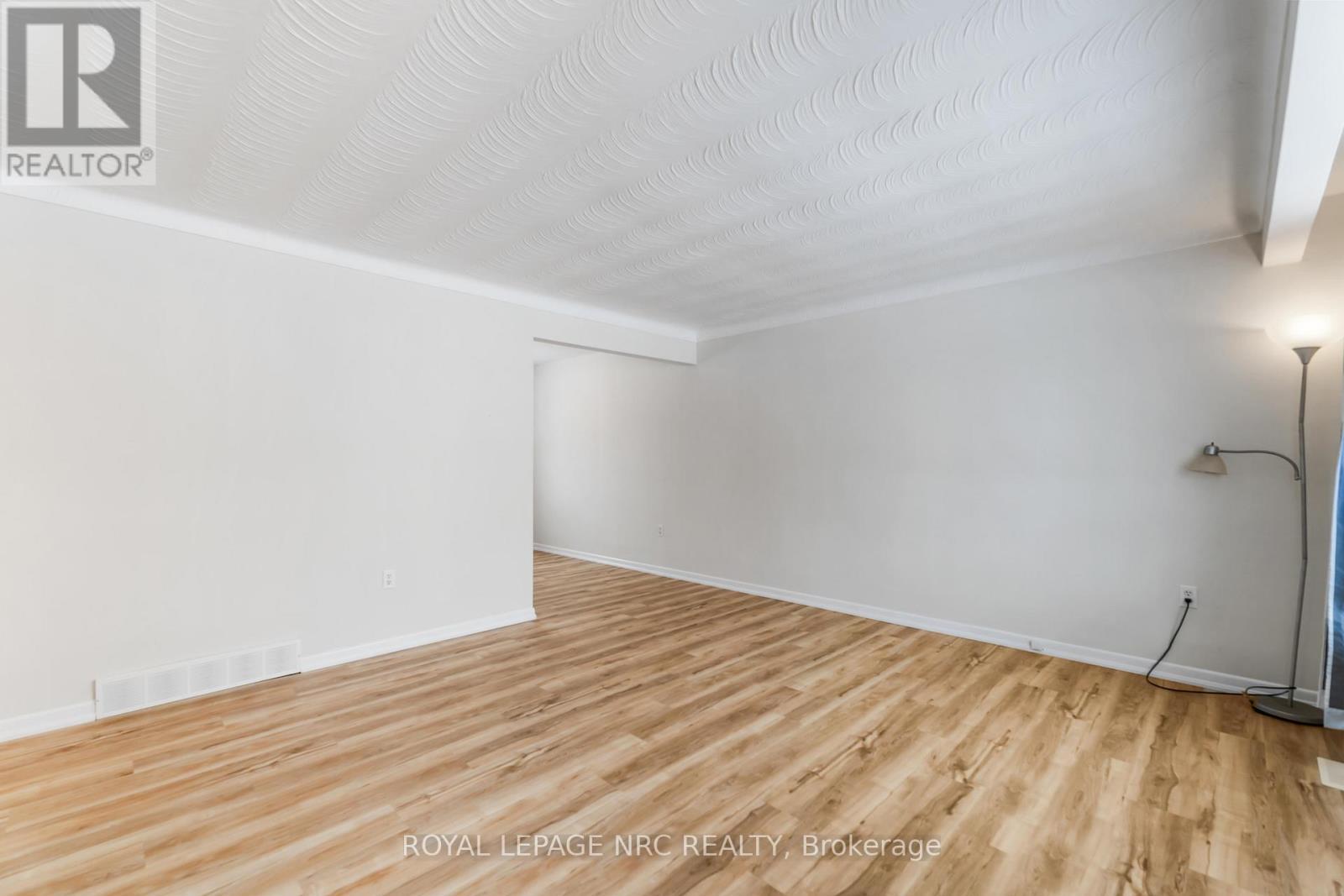 












8025 THORTON STREET

,
Niagara Falls (Ascot),




Ontario
L2H2C2

