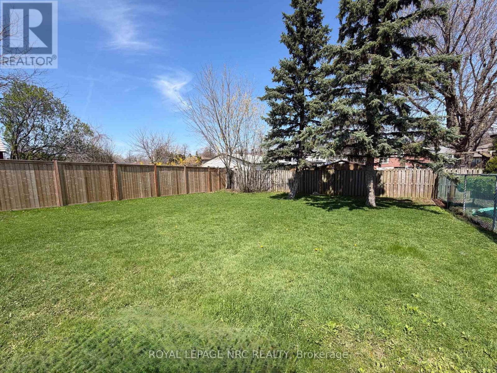 












8025 THORTON STREET

,
Niagara Falls (Ascot),




Ontario
L2H2C2

