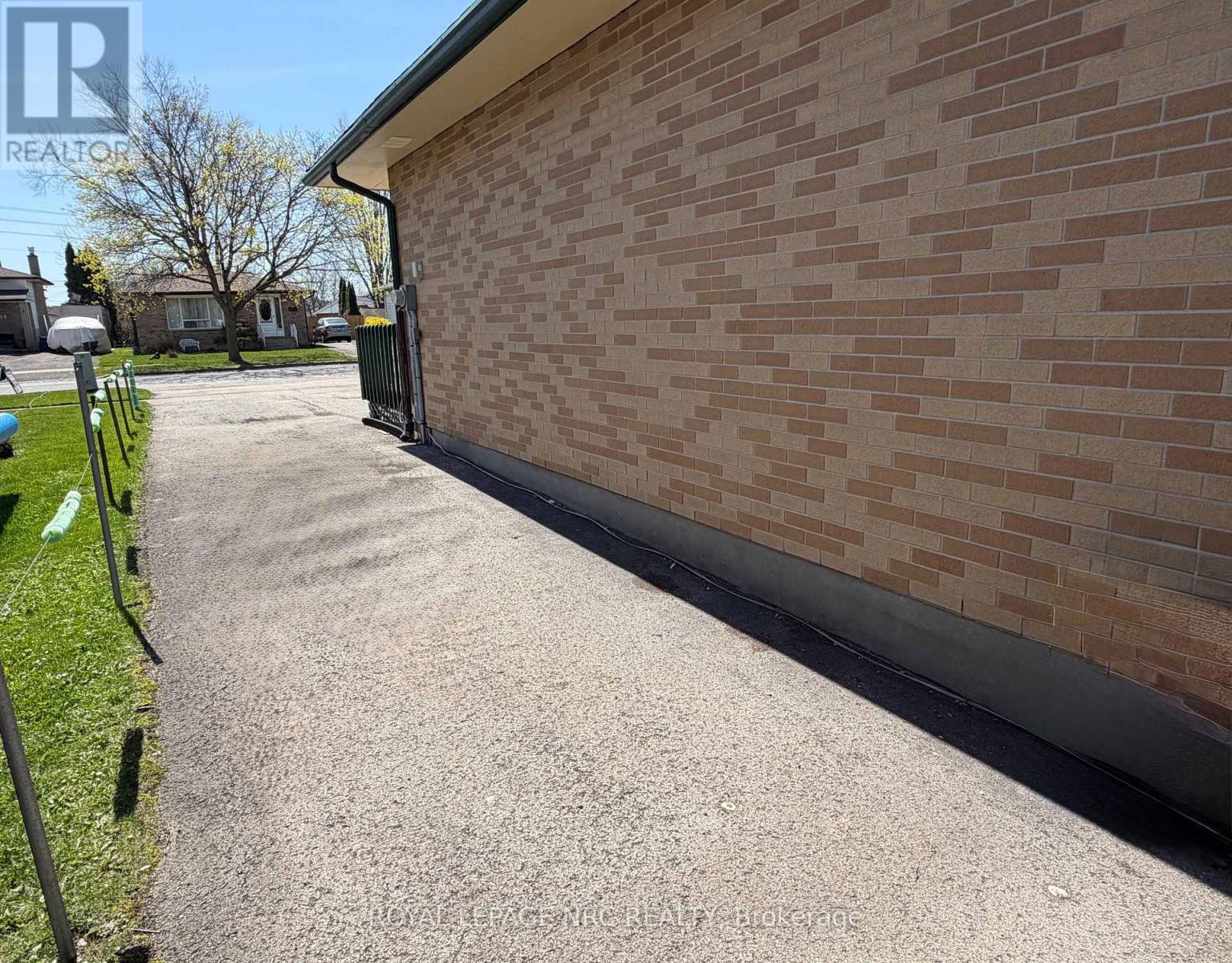 












8025 THORTON STREET

,
Niagara Falls (Ascot),




Ontario
L2H2C2

