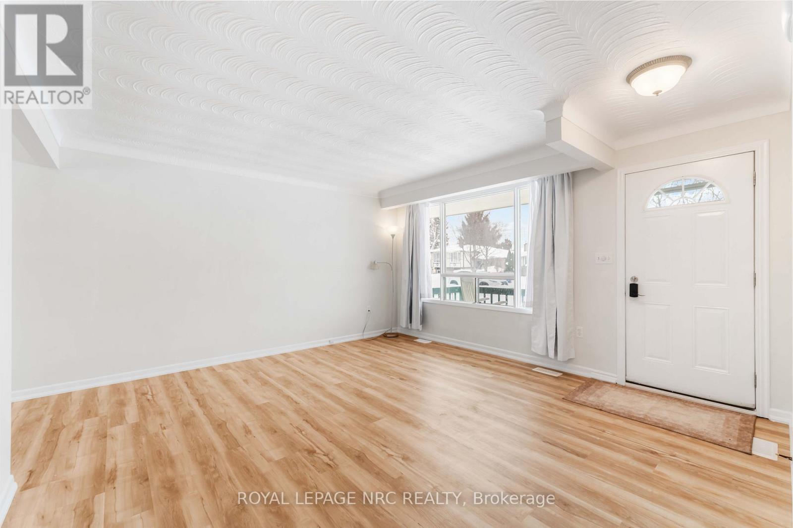 












8025 THORTON STREET

,
Niagara Falls (Ascot),




Ontario
L2H2C2

