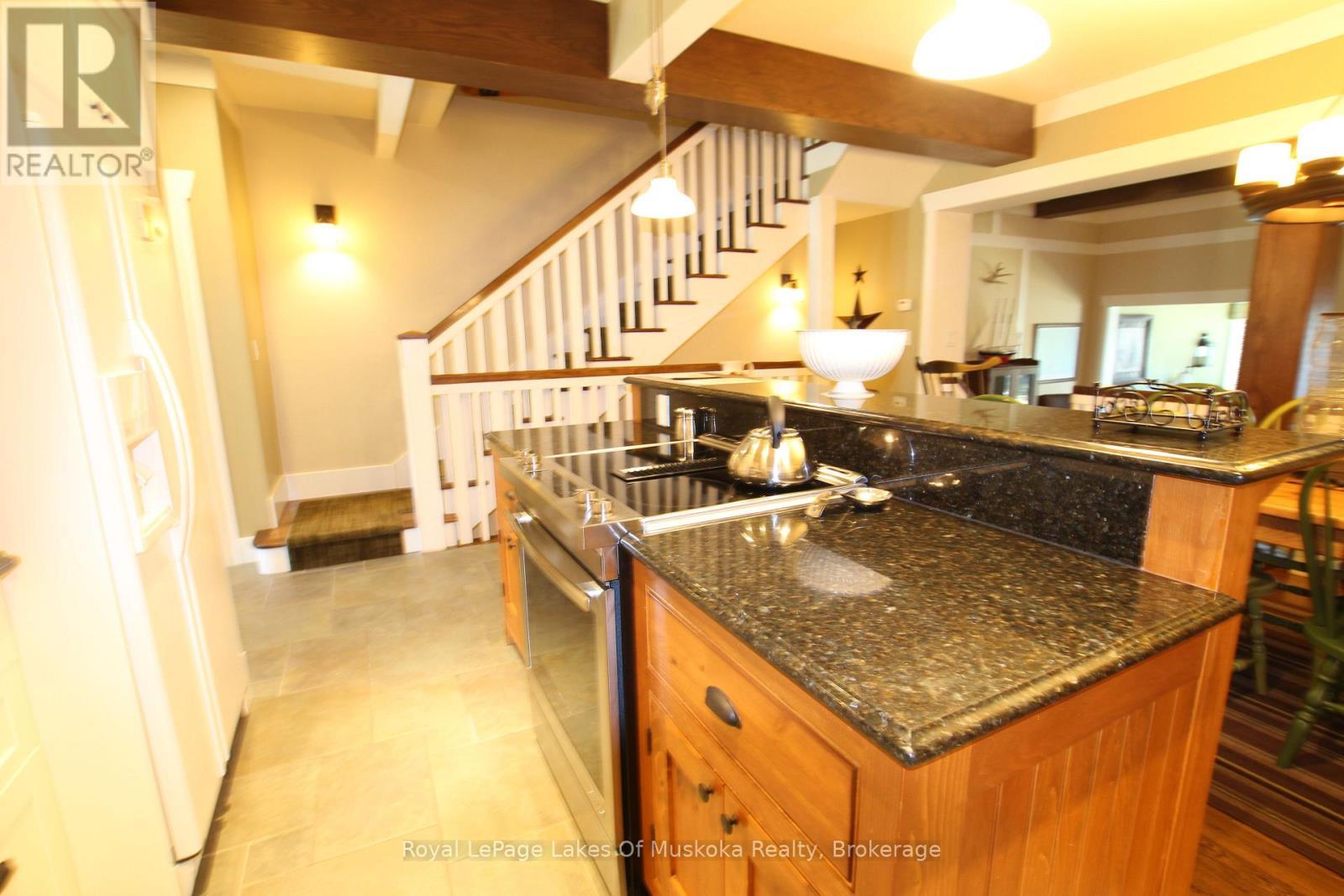 












V 7 W 6 - 1020 BIRCH GLEN ROAD

,
Lake of Bays (Mclean),




Ontario
P0B1A0

