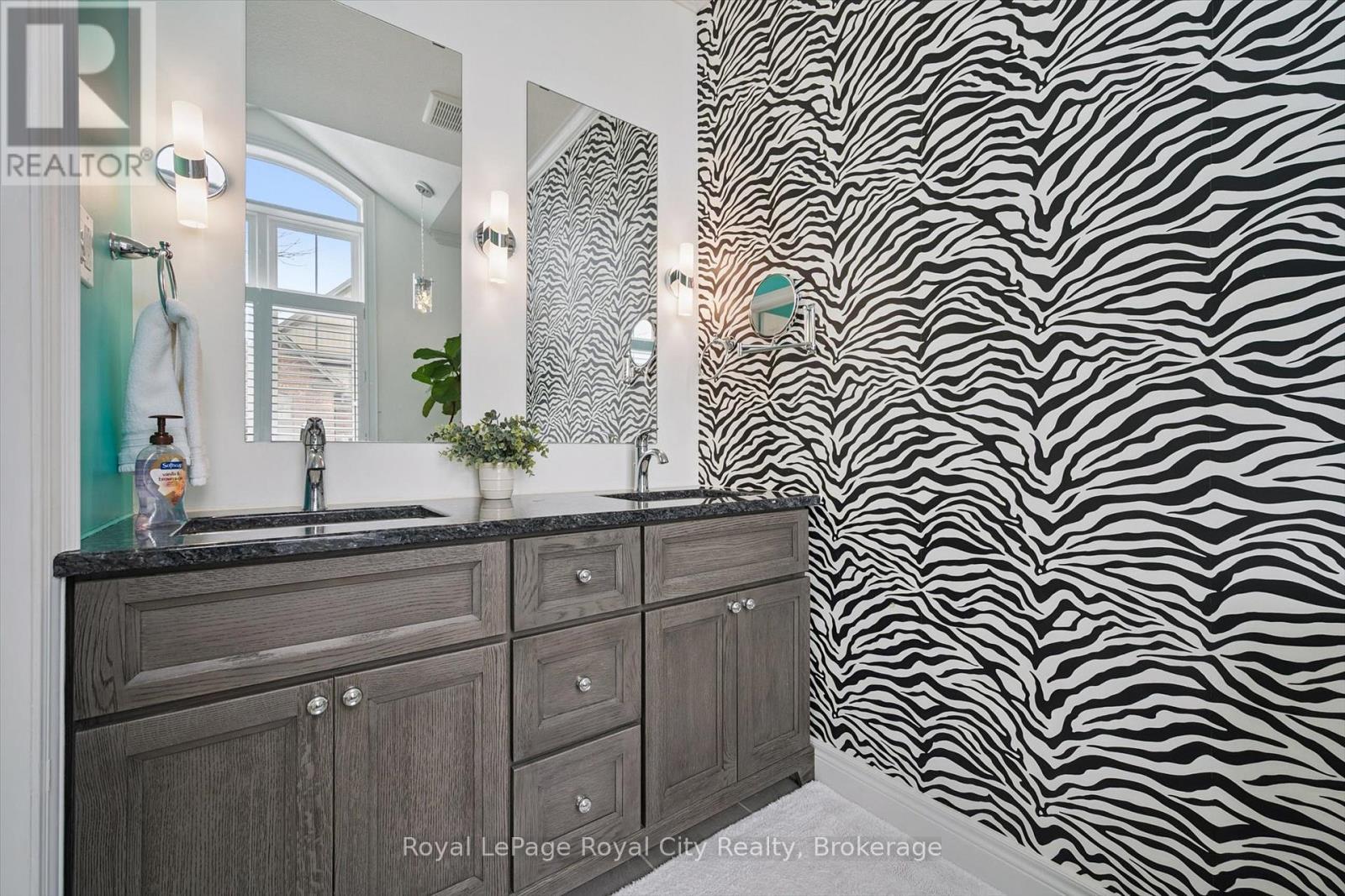 












1 - 39 KAY CRESCENT

,
Guelph (Pineridge/Westminster Woods),




Ontario
N1L0N5

