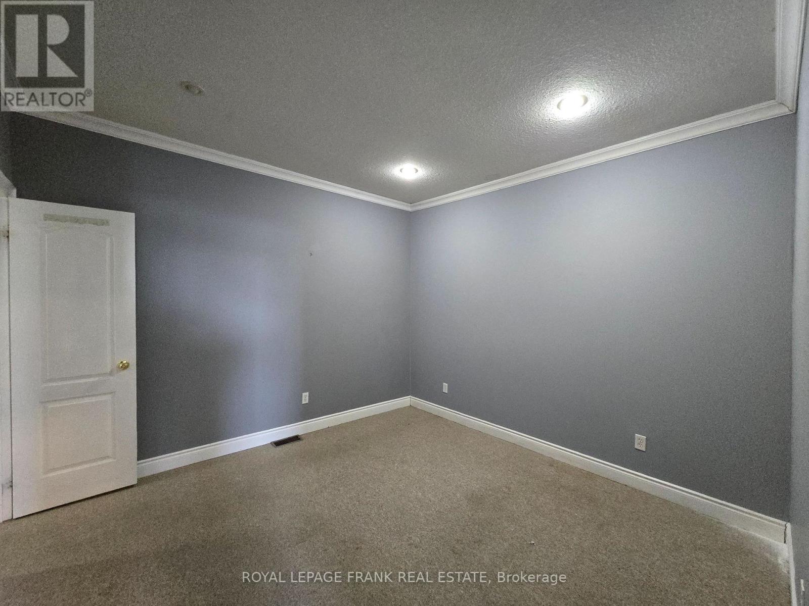 












208 - 54 KING STREET E

,
Clarington (Bowmanville),




Ontario
L1C1N3

