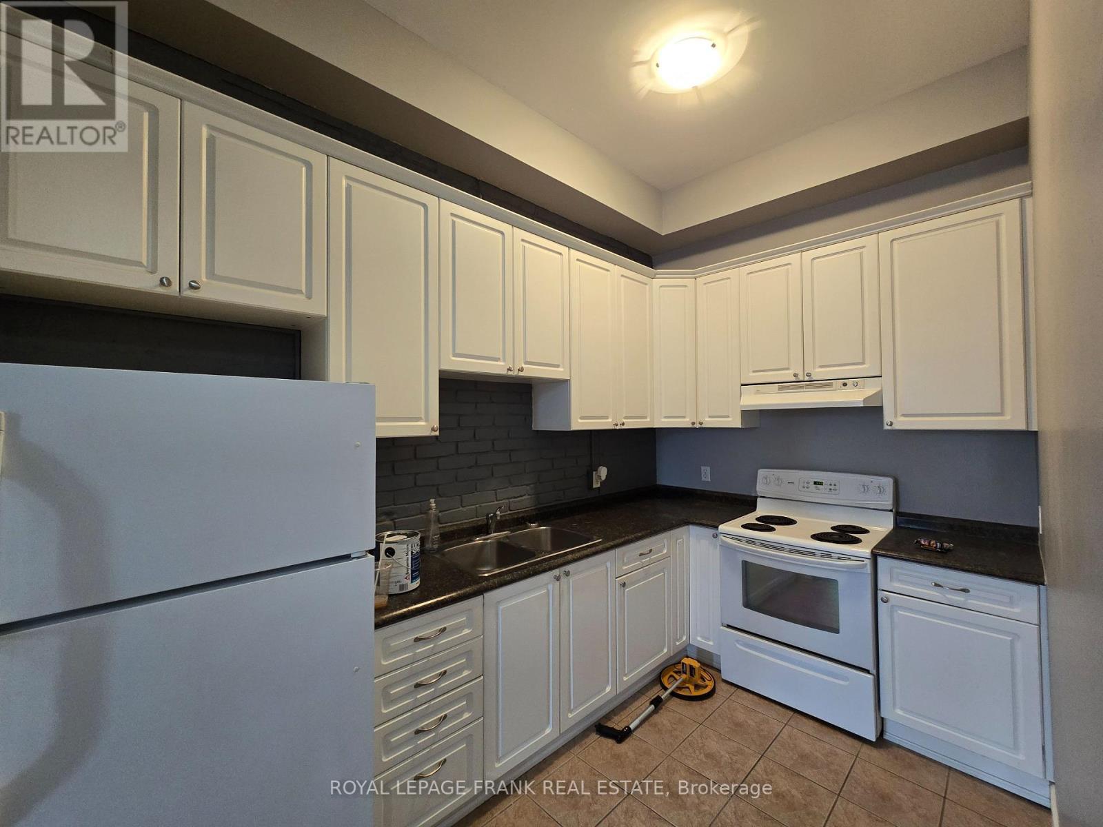 












208 - 54 KING STREET E

,
Clarington (Bowmanville),




Ontario
L1C1N3

