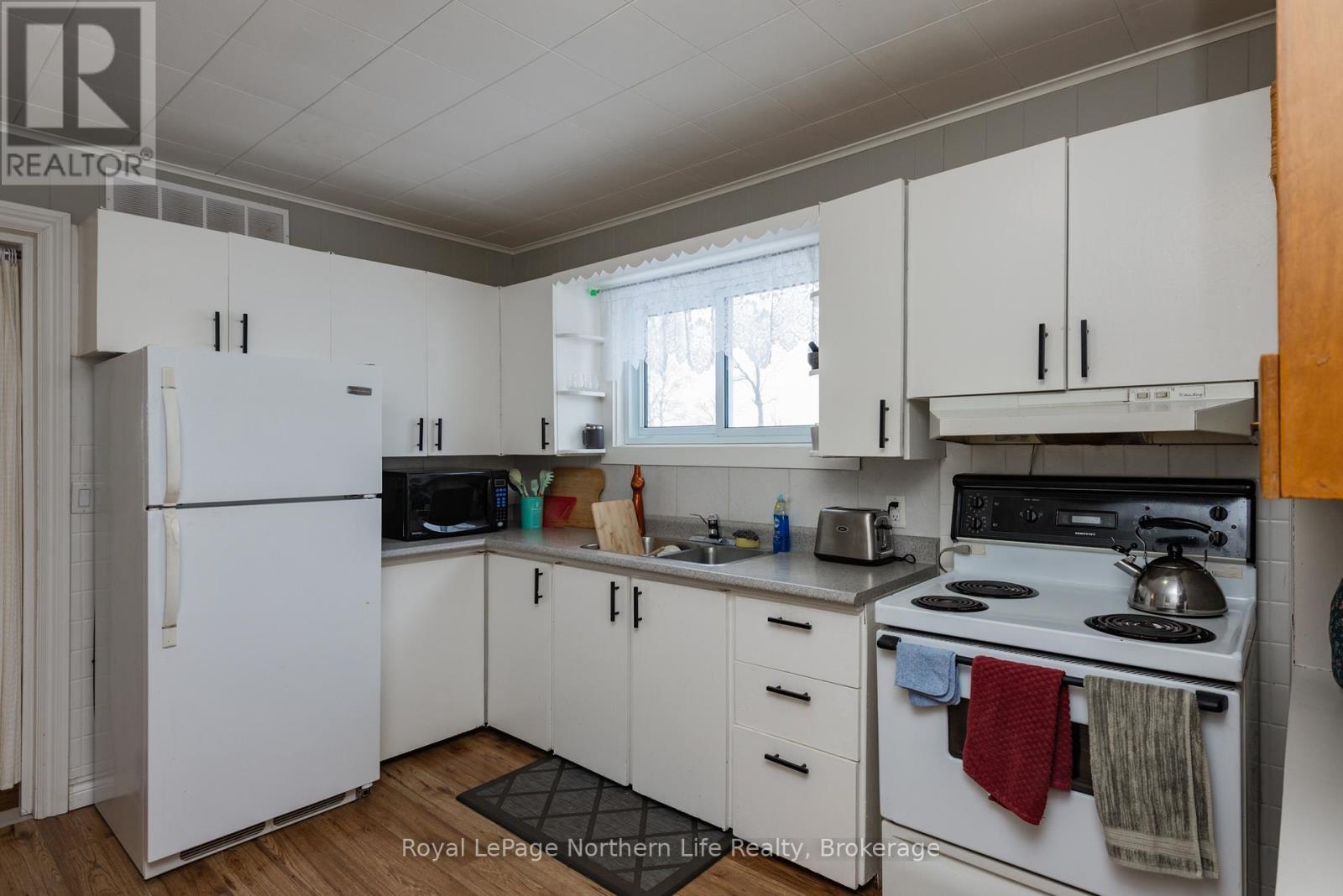 












581 BANNER AVENUE

,
North Bay (Ferris),




Ontario
P1A1X7

