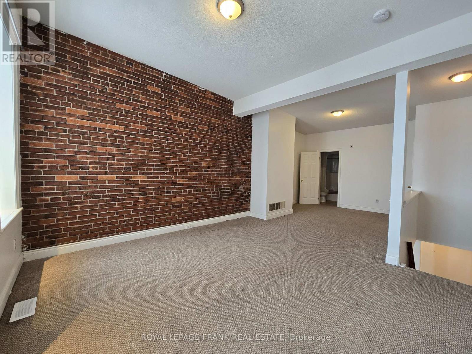 












205 - 54 KING STREET E

,
Clarington (Bowmanville),




Ontario
L1C1N3

