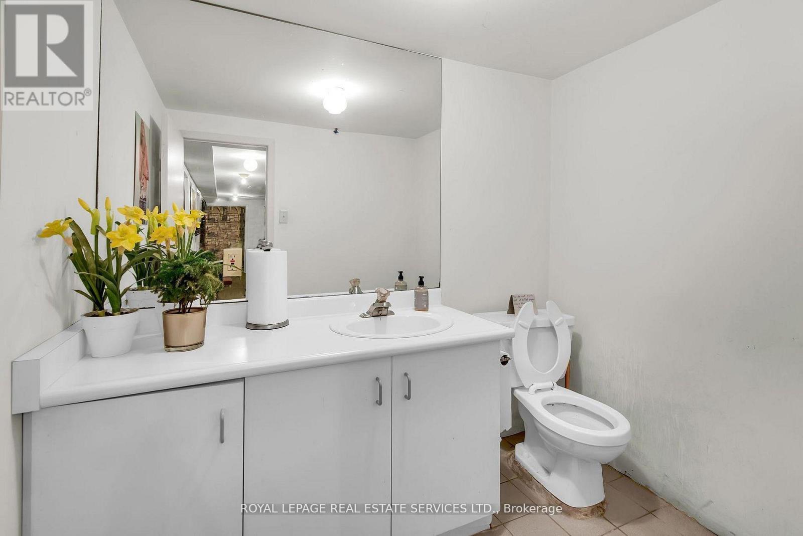 












1232 ST CLAIR AVENUE W

,
Toronto,




Ontario
M6E1B7

