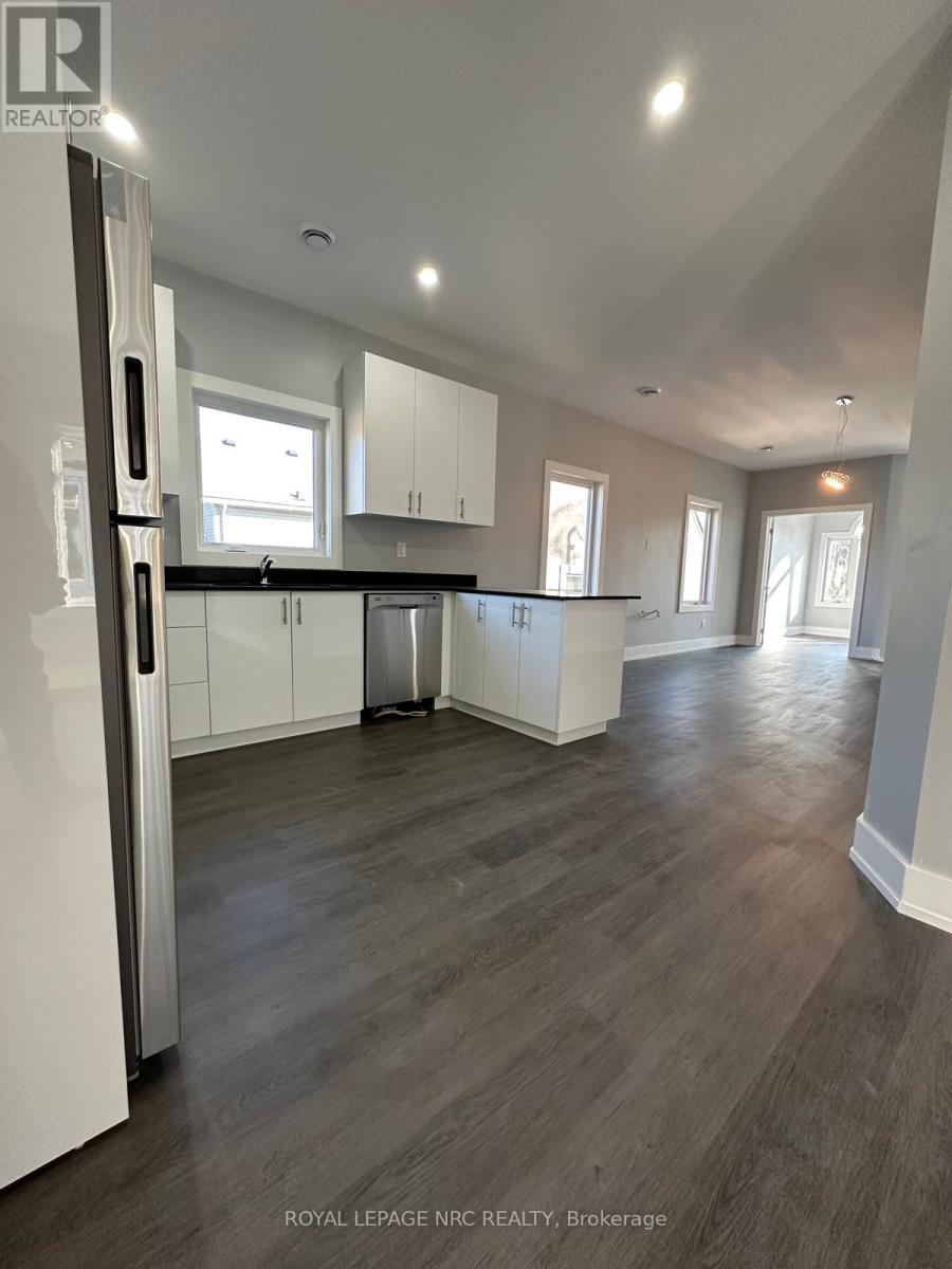 












58 GRIFFITH STREET

,
Welland (Welland Downtown),




Ontario
L3B4G6

