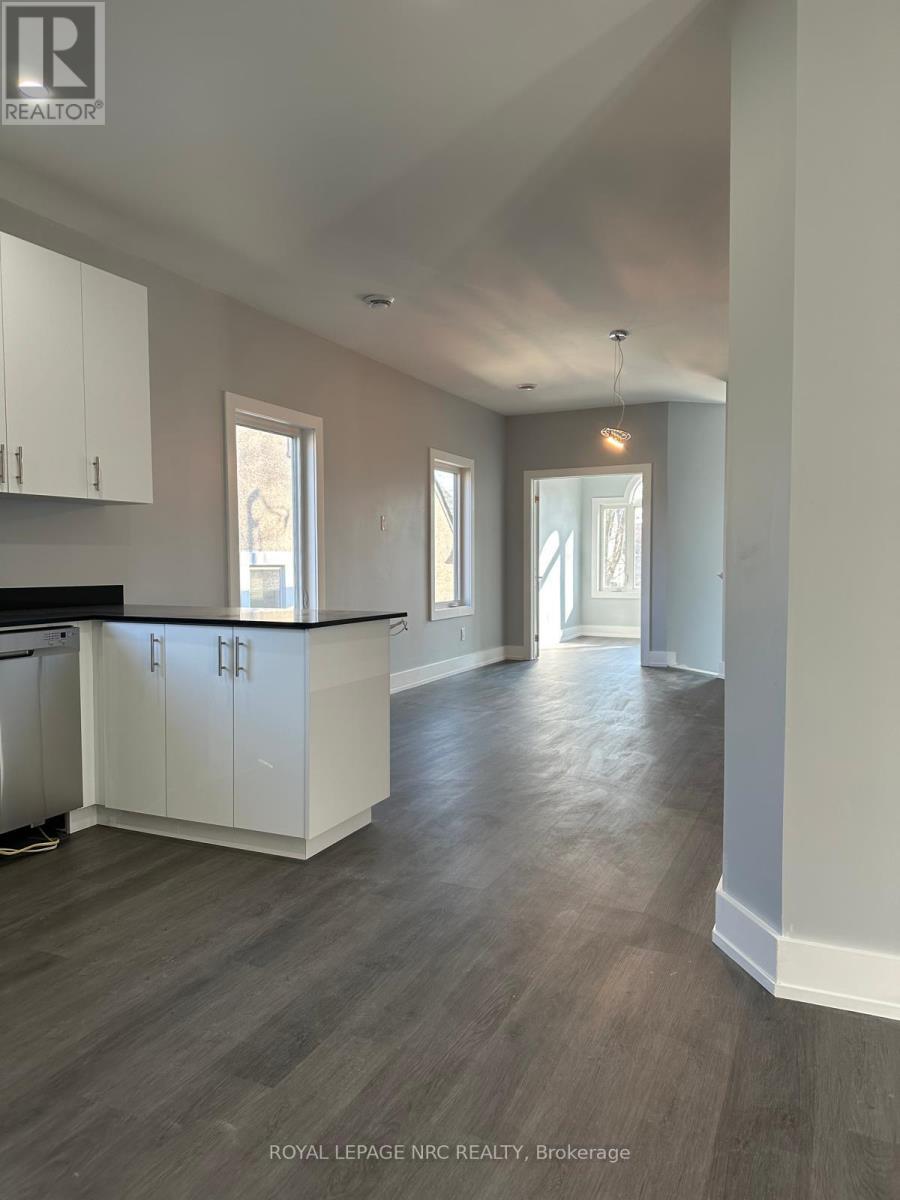 












58 GRIFFITH STREET

,
Welland (Welland Downtown),




Ontario
L3B4G6

